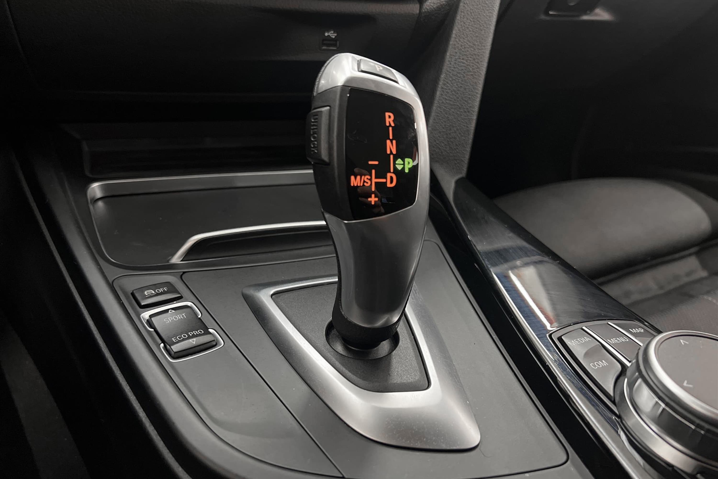 BMW 318d 150hk Sport line Cockpit Drag Navi Elstol Med Minne