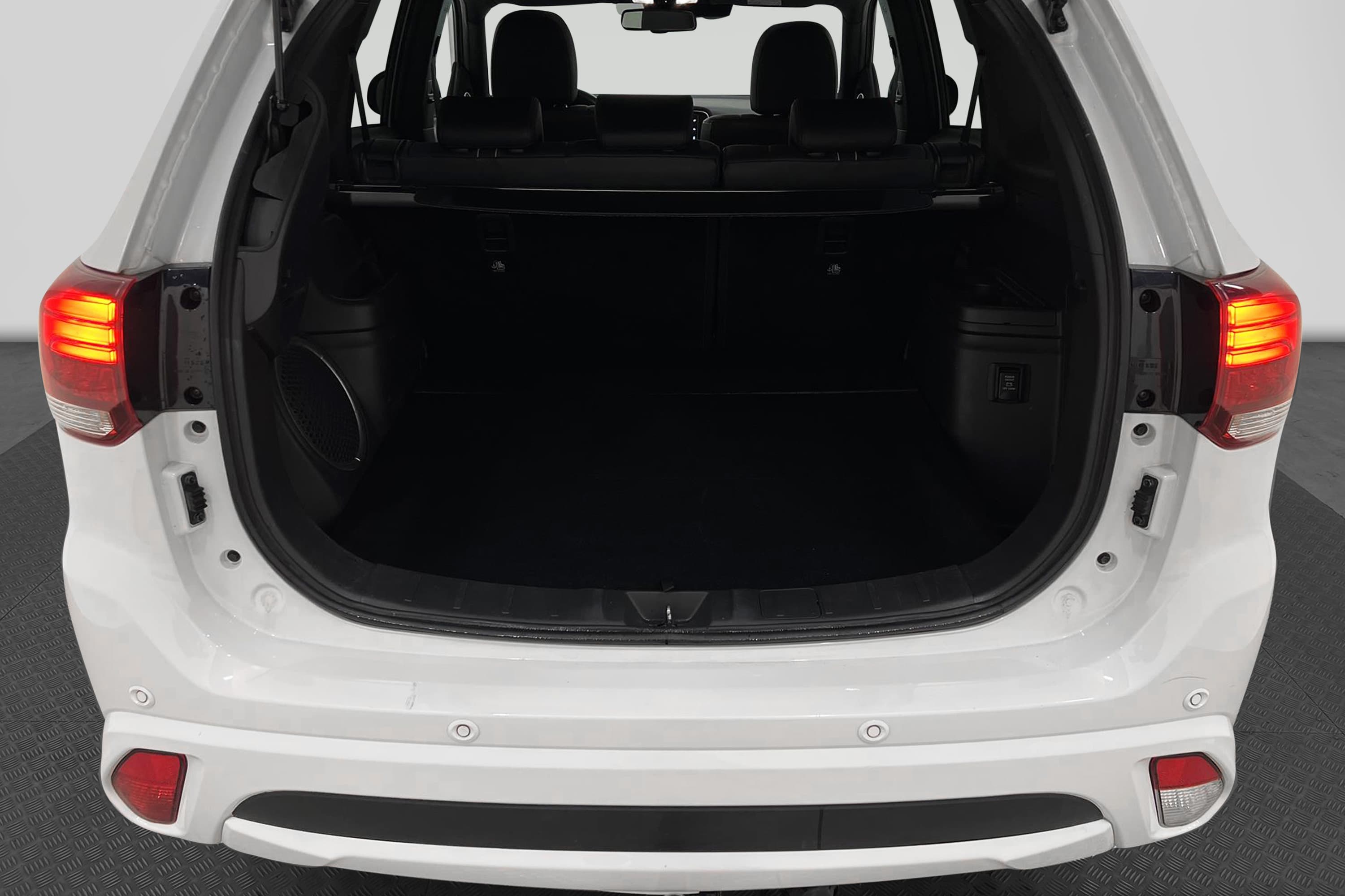 Mitsubishi Outlander P-HEV 4WD 360° Drag Taklucka Carplayinteriör