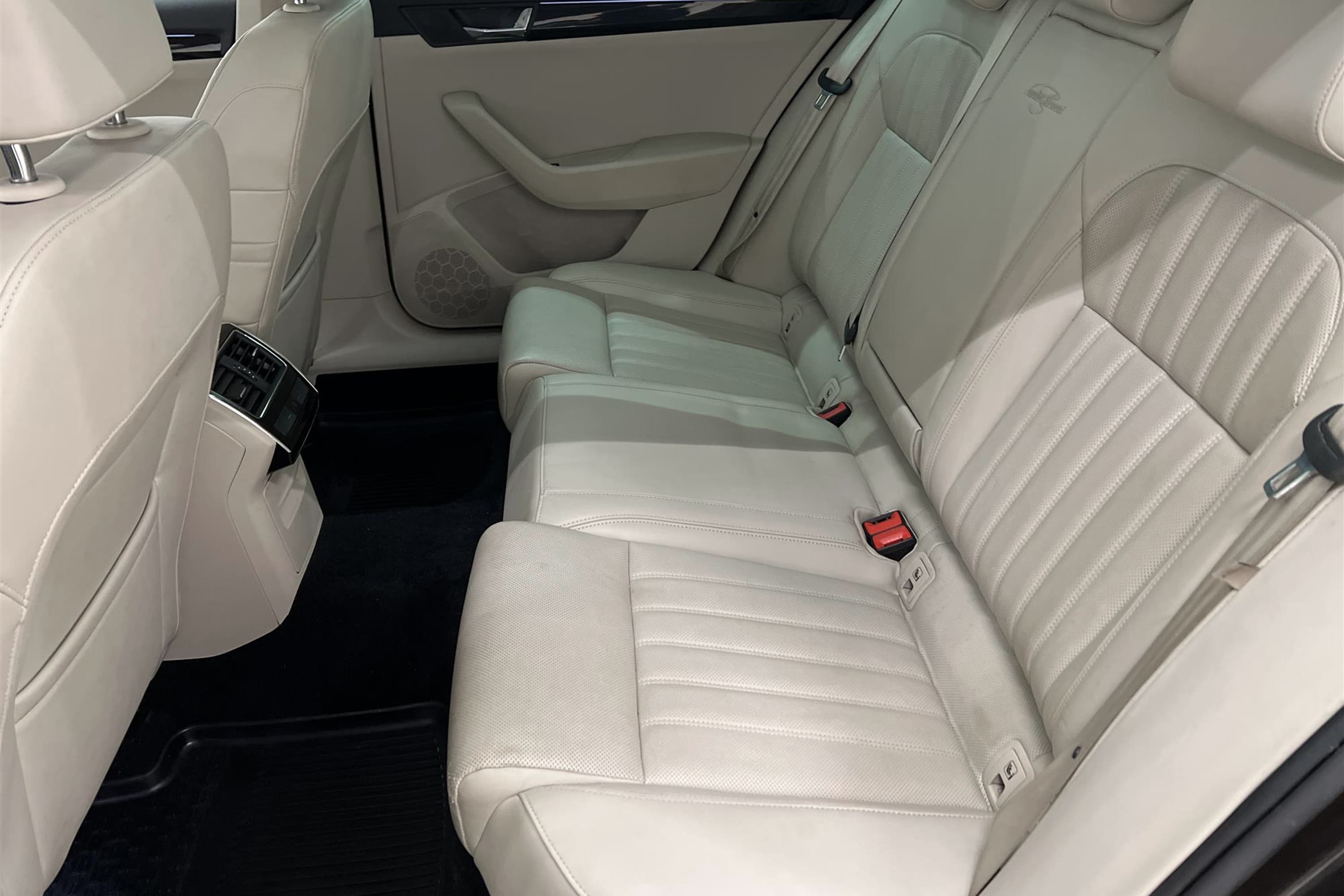 Skoda Superb Kombi 2.0 TDI 4x4 190hk L&K Värmare Pano Drag