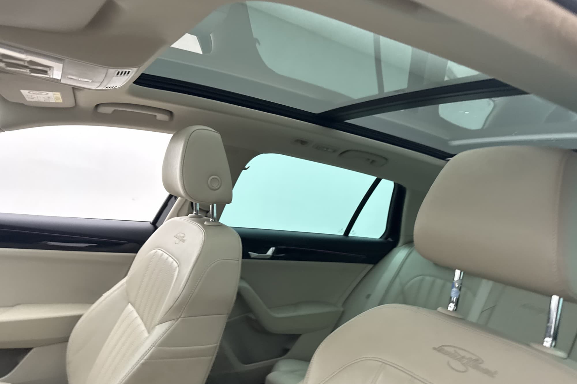 Skoda Superb Kombi 4x4 L&K Panorama Värm Skinn CarPlay Drag