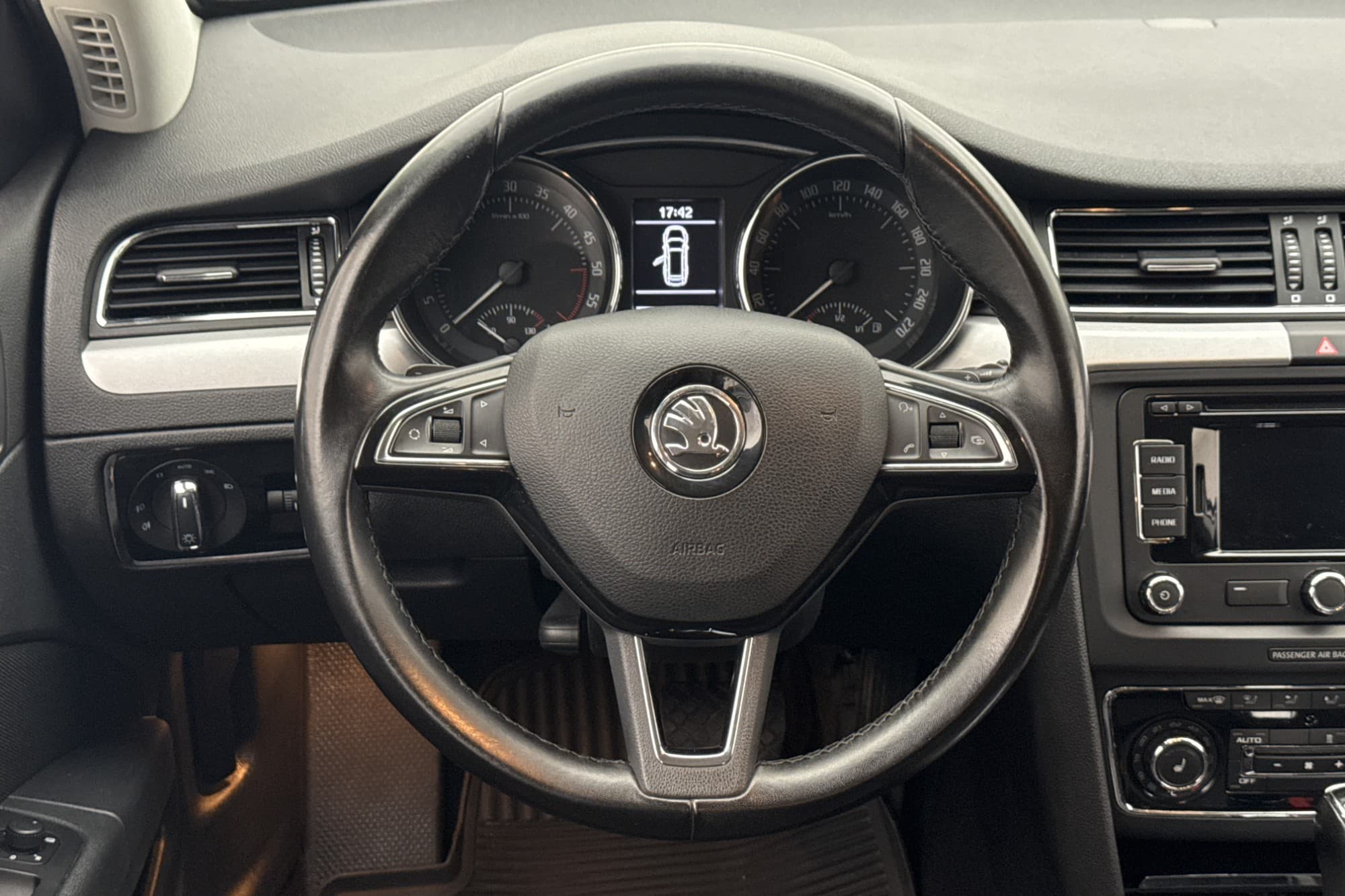 Skoda Superb Kombi TDI 170hk D-Värmare Navigation Dragkrok