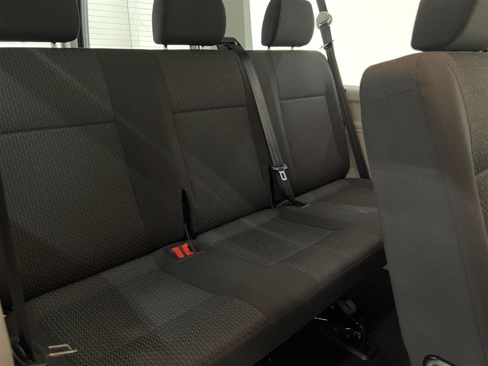 Volkswagen Transporter 2.0 TDI 150hk 9-sits Lång PDC interiör