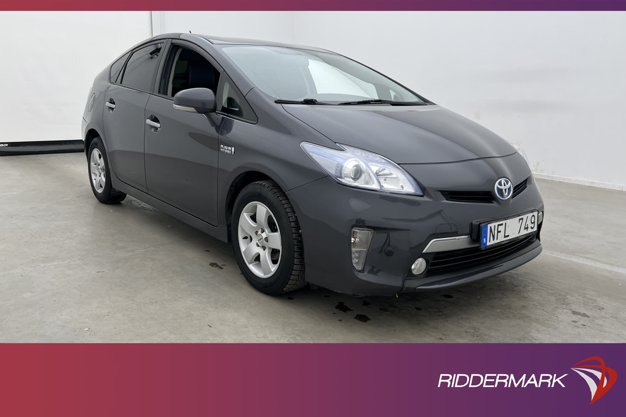 Toyota Prius Plug-In 136hk Motorvärmare Kamera HUD Halvskinn