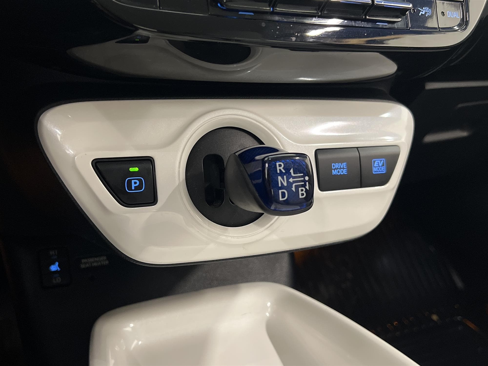 Toyota Prius Hybrid CVT 122hk HUD B-Kam Låg Skatt