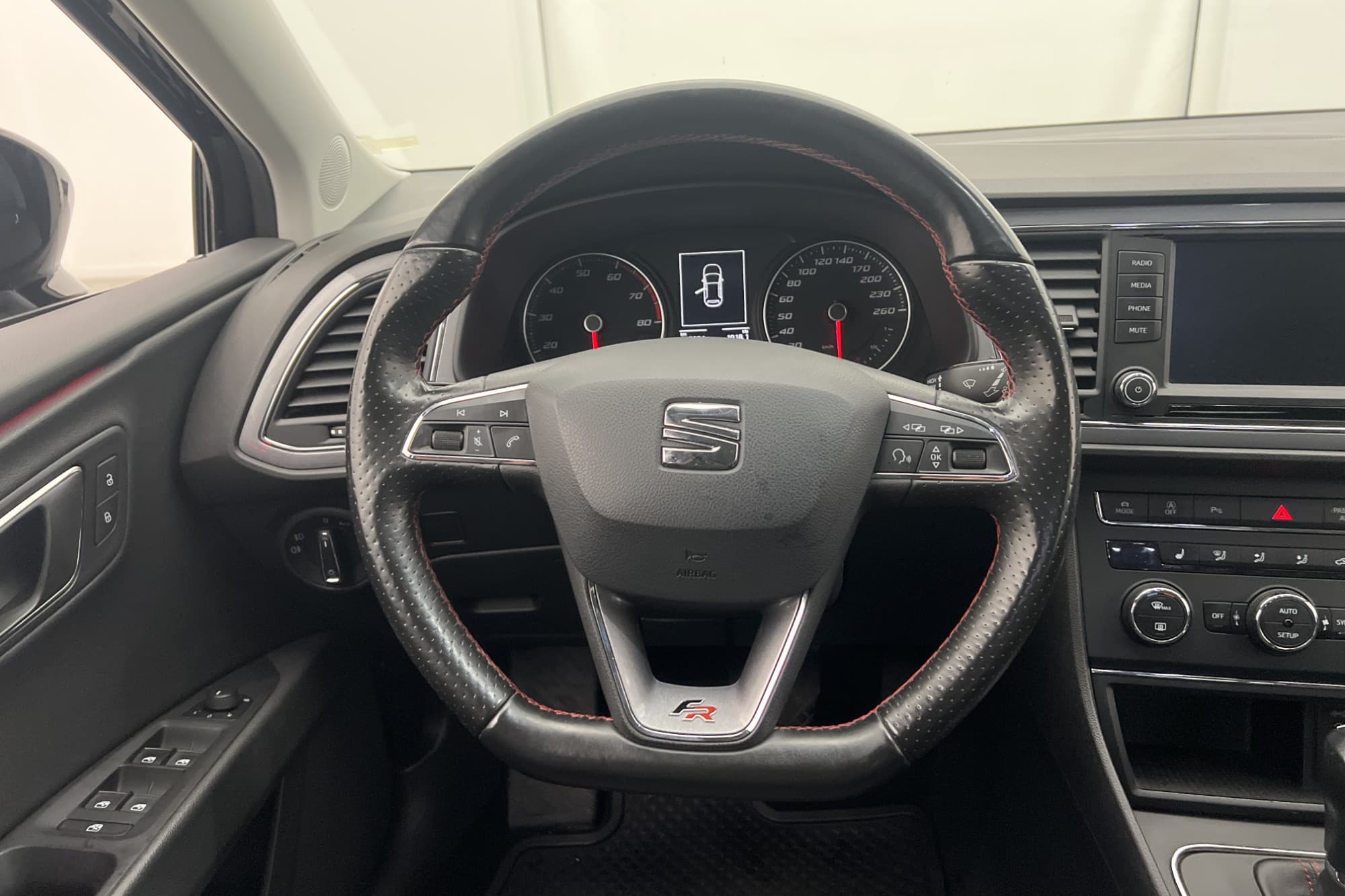 SEAT Leon ST 1.4 TSI 150hk FR P-Sensorer Halvskinn CarPlay