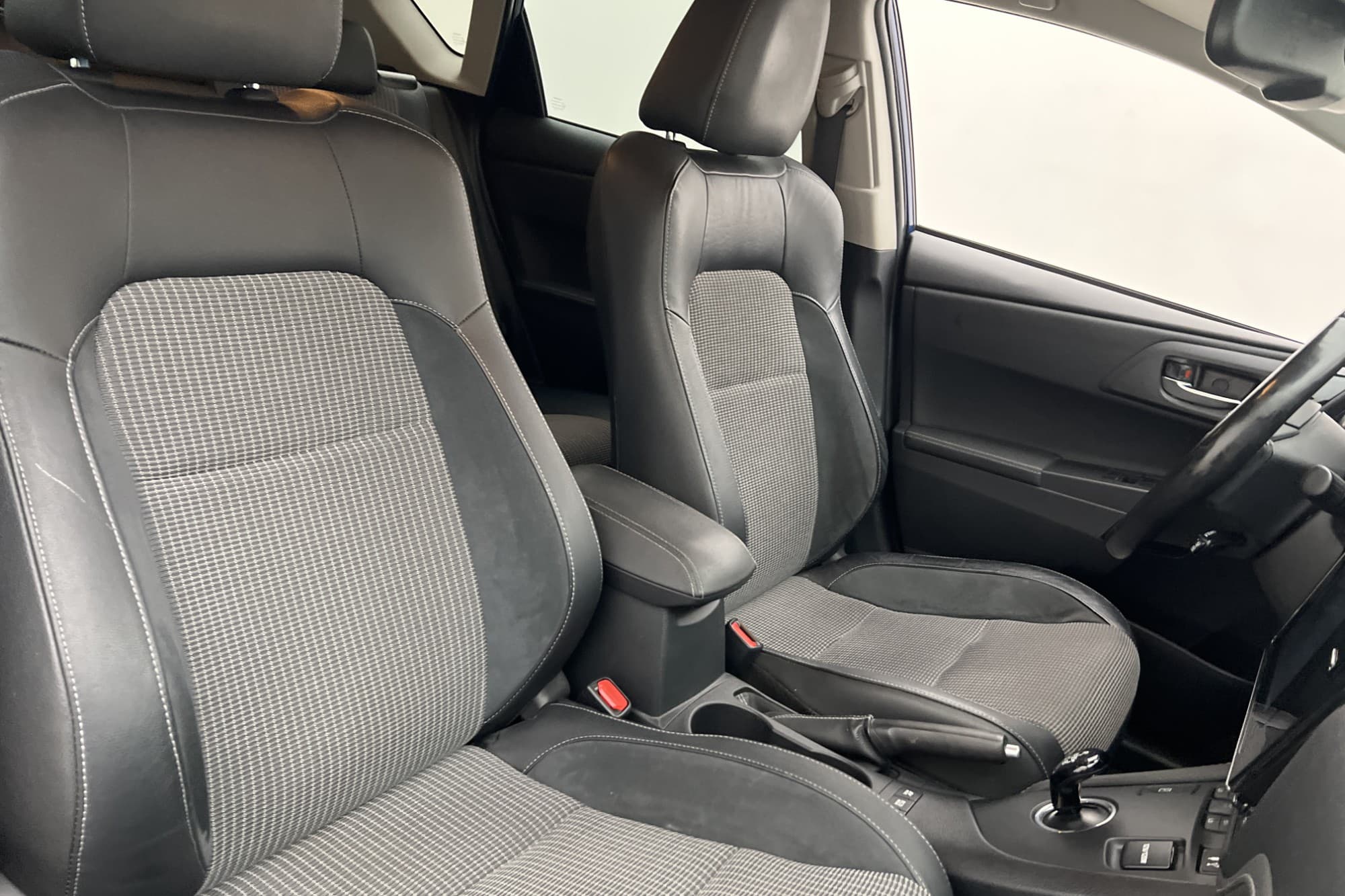 Toyota Auris Hybrid 136hk Executive Kamera Navi Halvskinn
