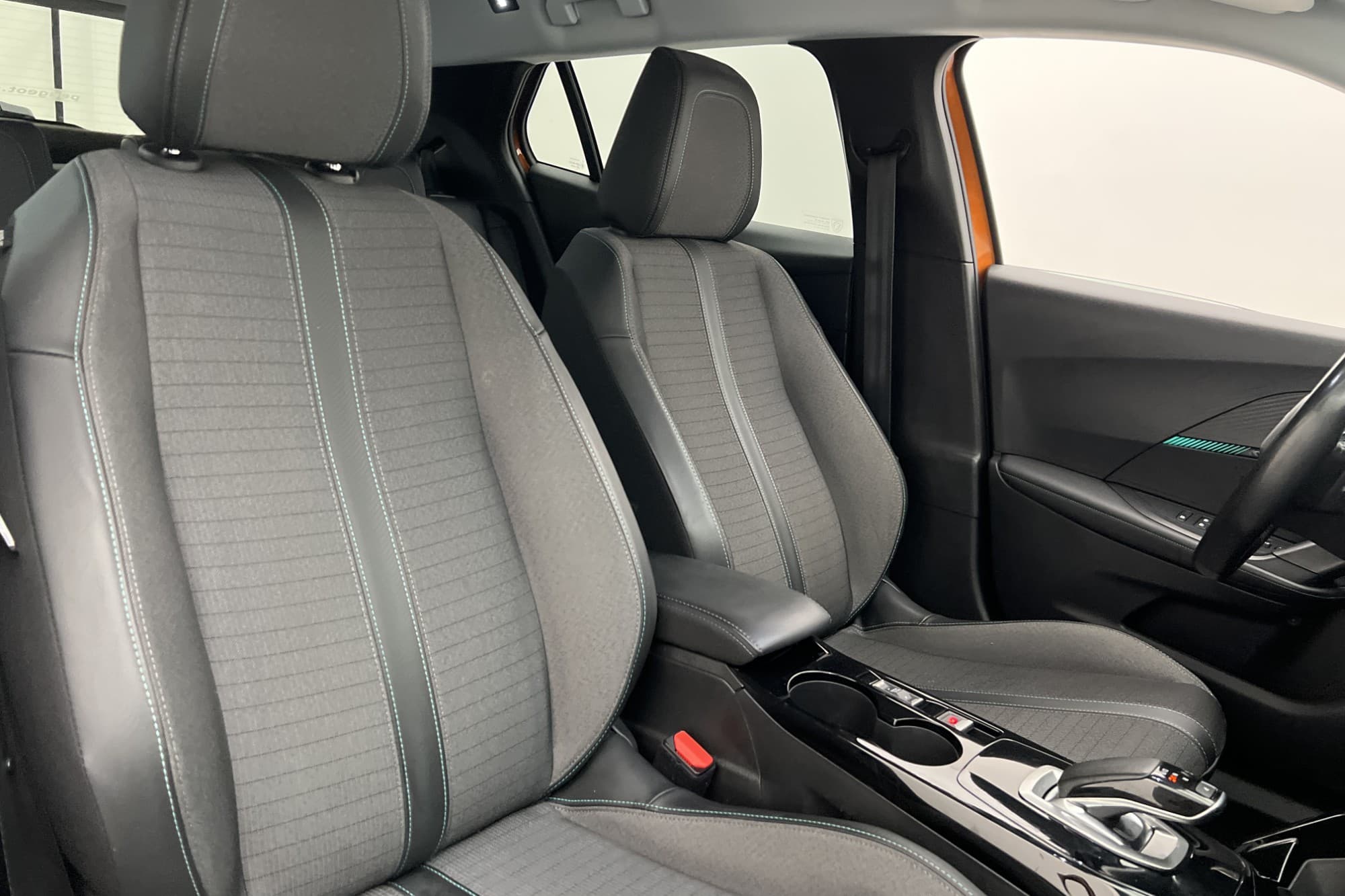Peugeot e-2008 136hk Kamera Halvskinn CarPlay Keyless MOMS