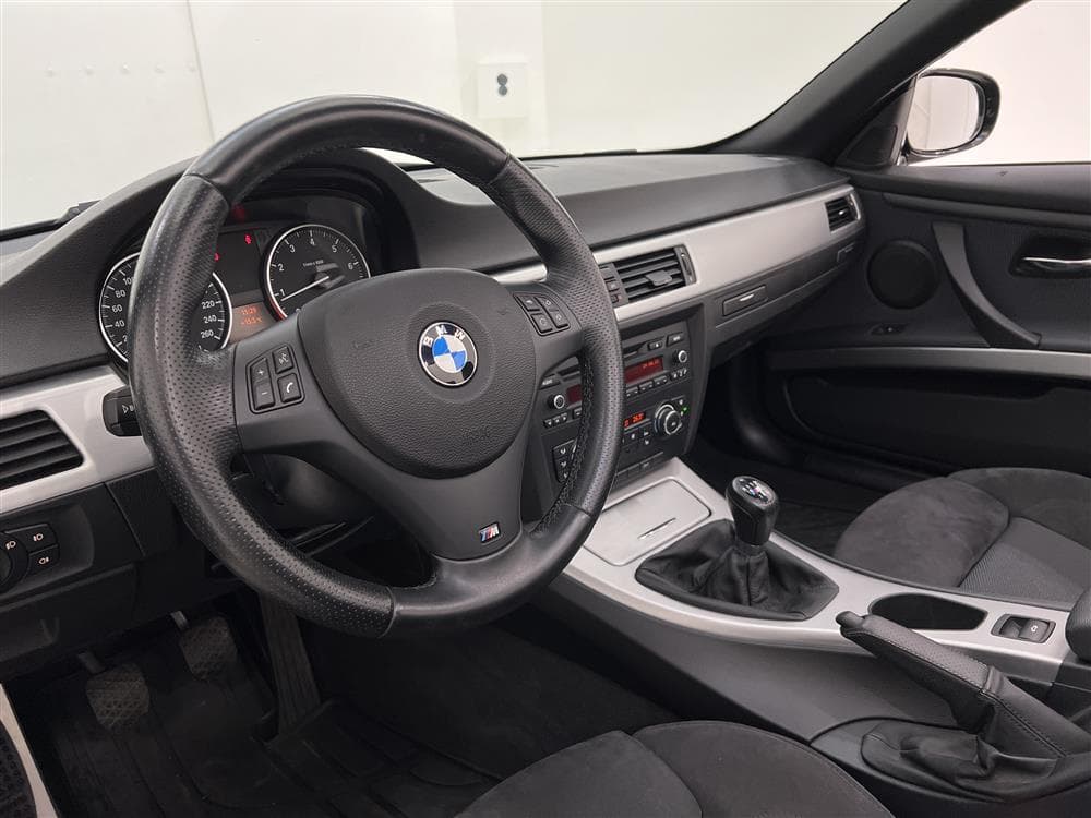 BMW 320i Cabriolet 170hk M-Sport 1-brukare Plåtcab 0,56l/milinteriör