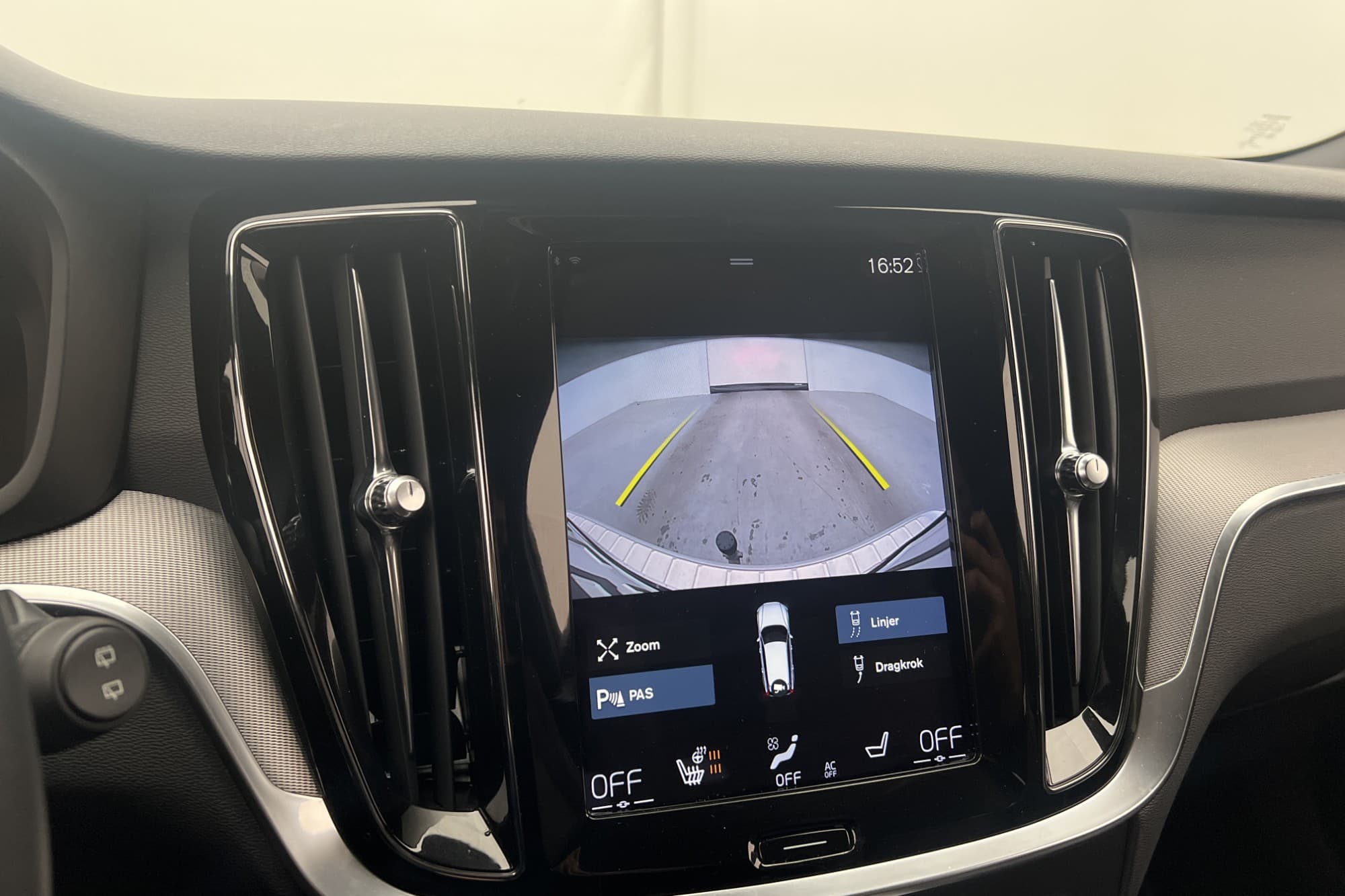 Volvo V60 B4 R-Design VOC Värmare Kamera CarPlay Drag Navi