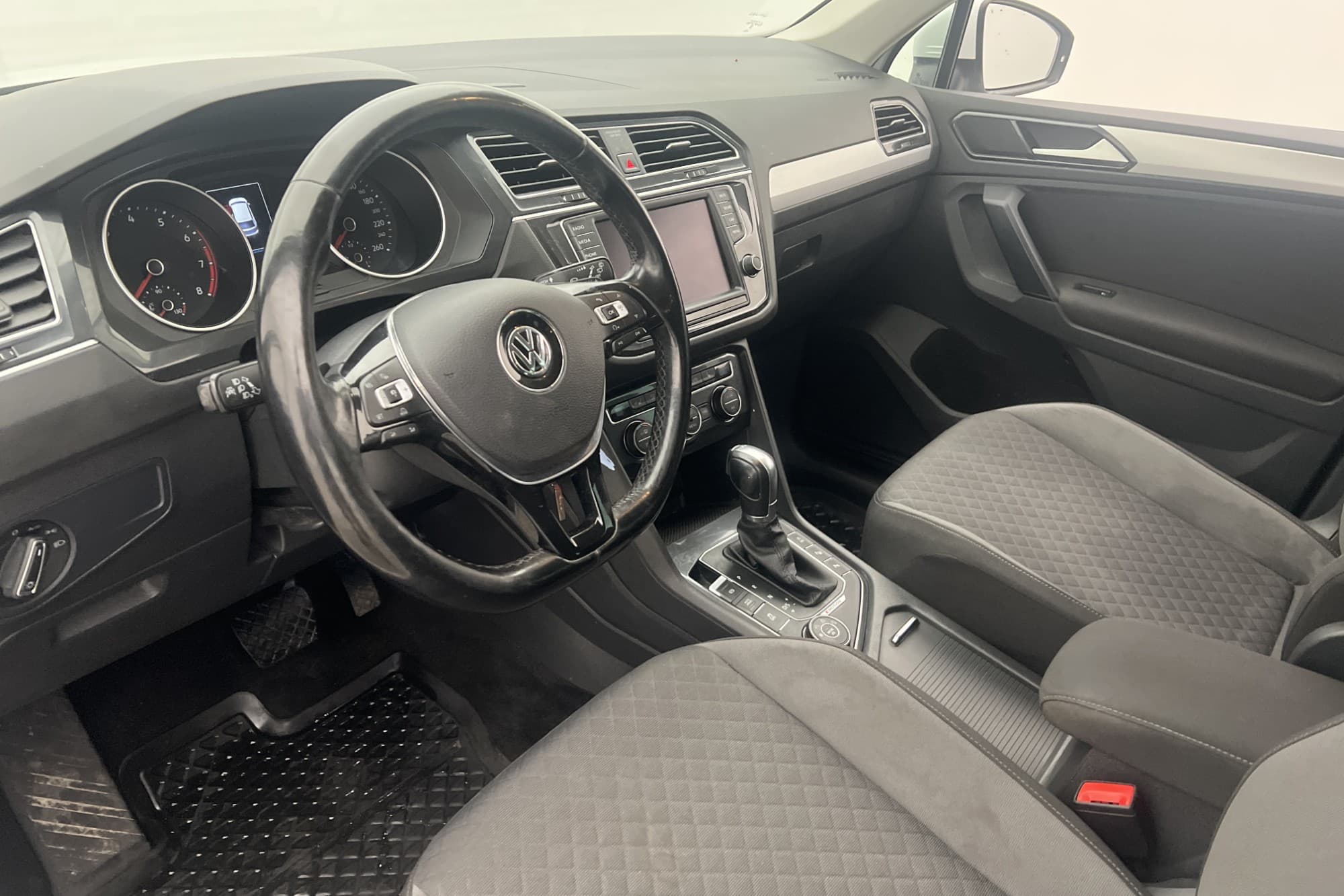 Volkswagen Tiguan TSI 4M 150hk Värmare Kamera CarPlay Drag