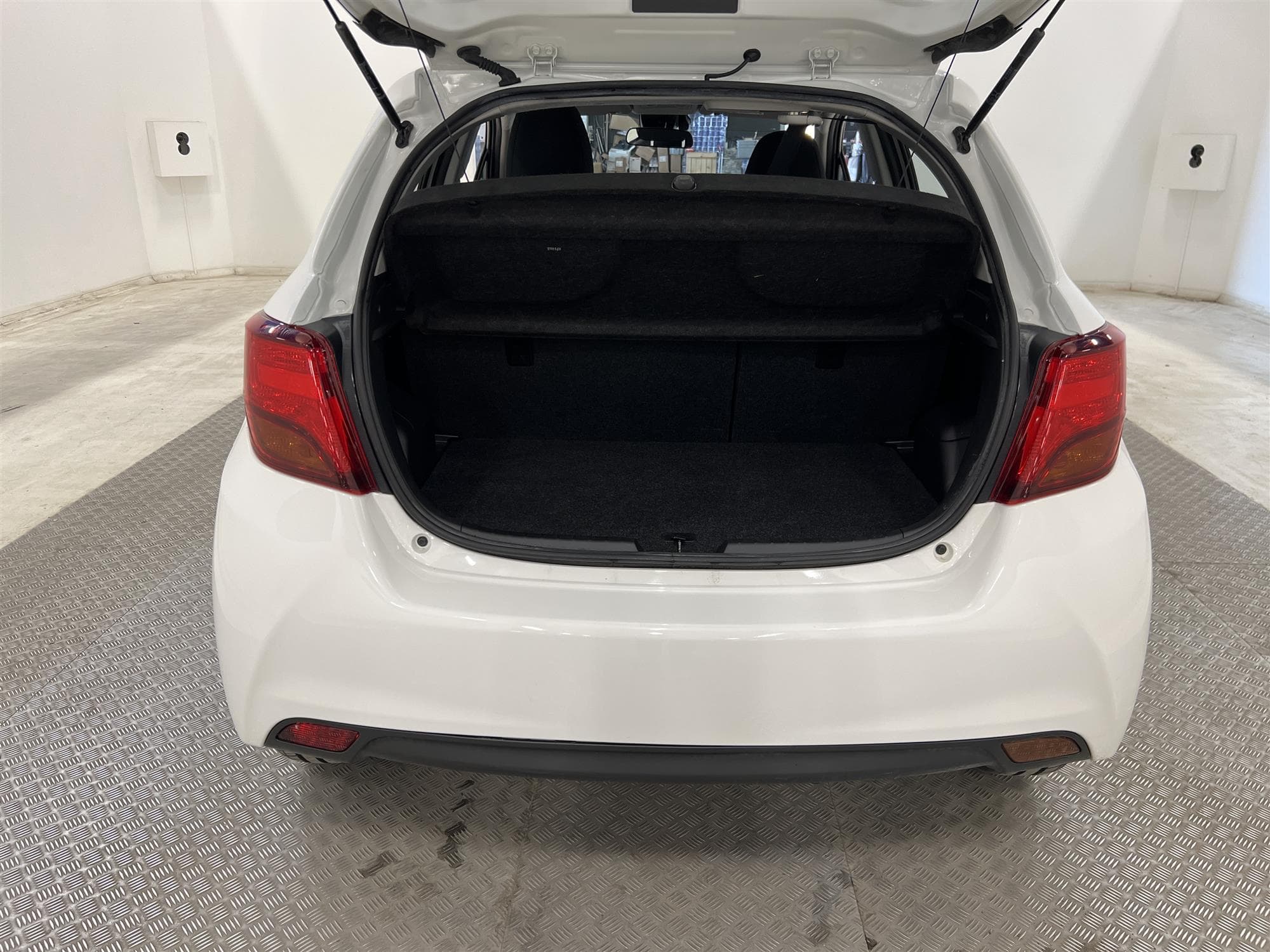 Toyota Yaris Hybrid e-CVT 101hk B-Kam 360kr Skatt 0,33L/mil