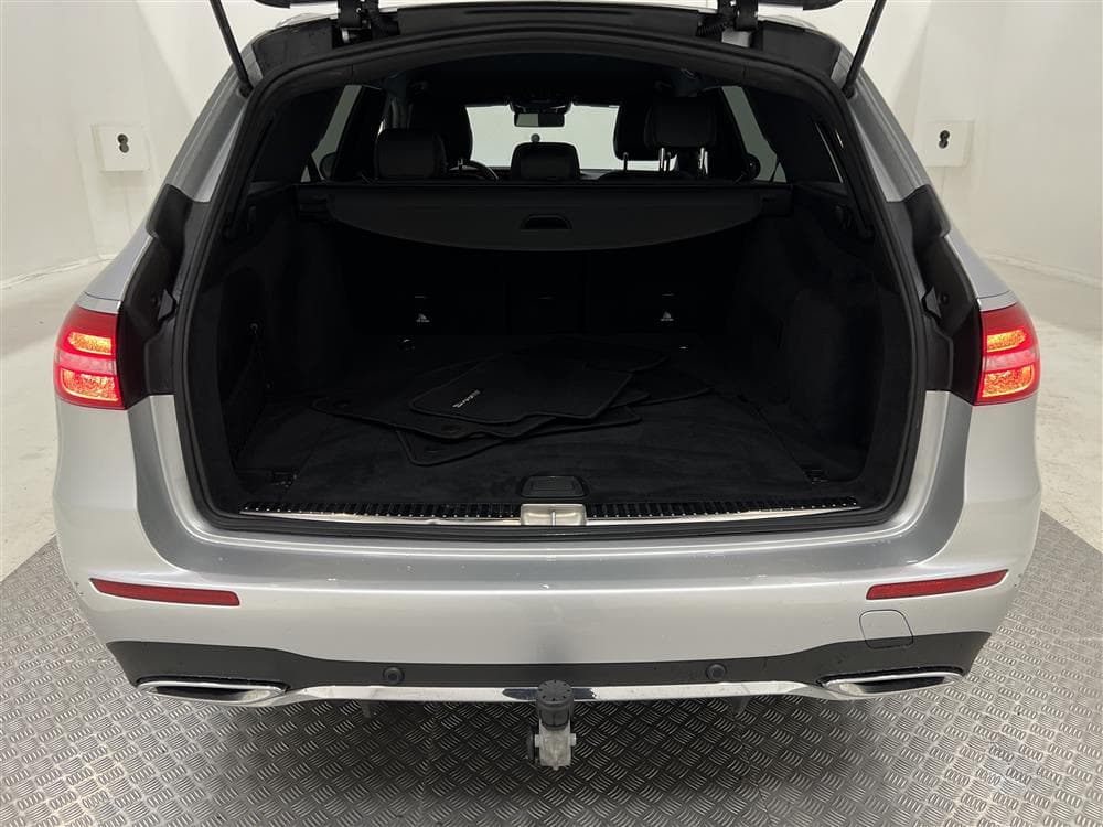 Mercedes-Benz E 220 d 194hk AMG Widescreen D-Värm Drag B-kaminteriör