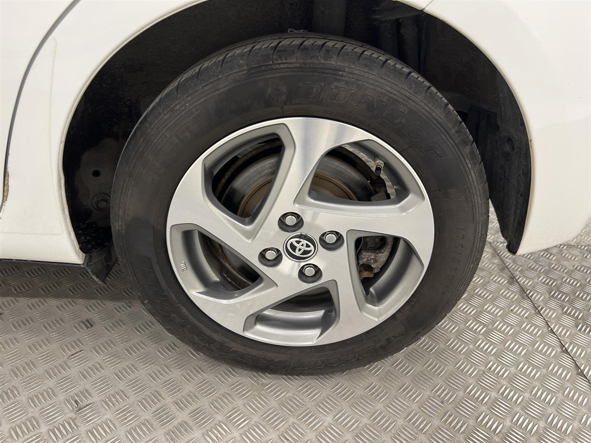 Toyota Yaris Hybrid e-CVT 101hk 2 Brukare B-Kam 360kr Skatt