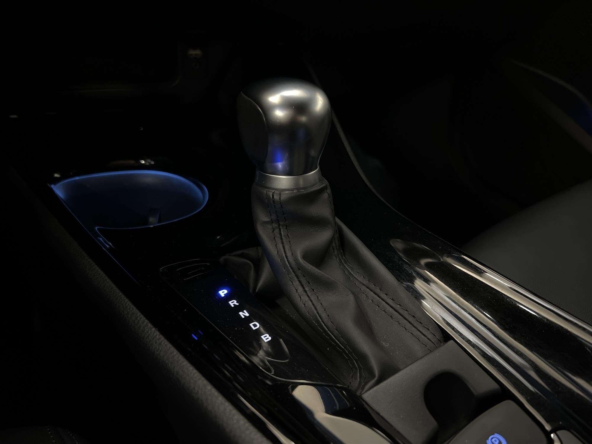Toyota C-HR Hybrid CVT 122hk Executive JBL Skinn B-Kamera
