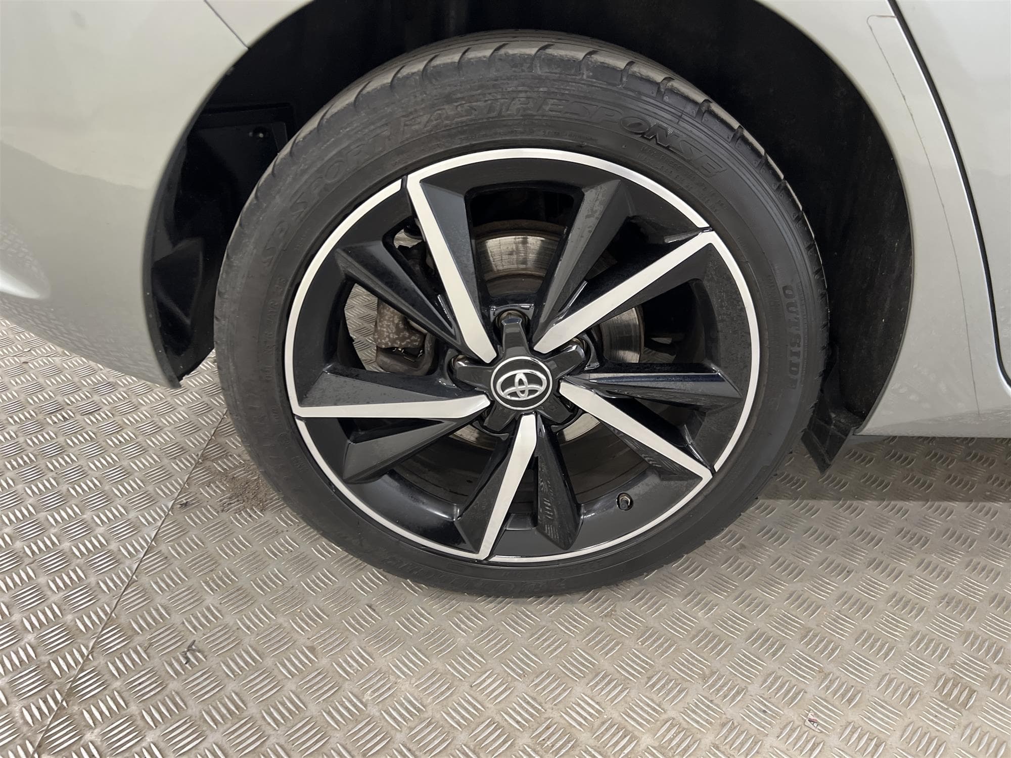 Toyota Auris Hybrid e-CVT 136hk B-Kam 360kr Skatt 0,39L/mil