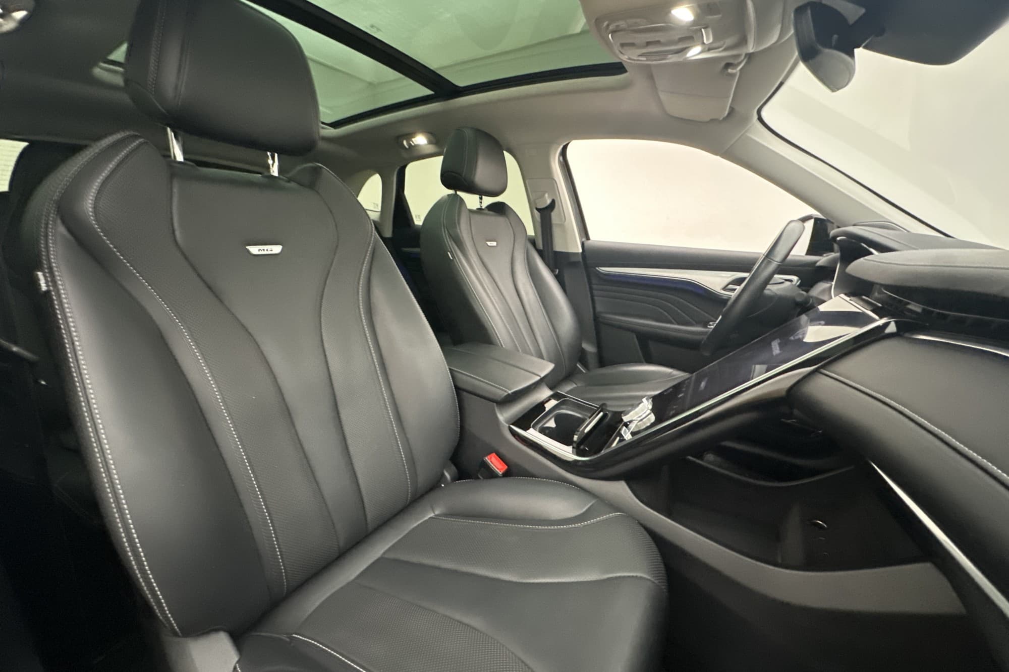 MG Marvel R Performance Cockpit Pano MG Pilot 360° Bose