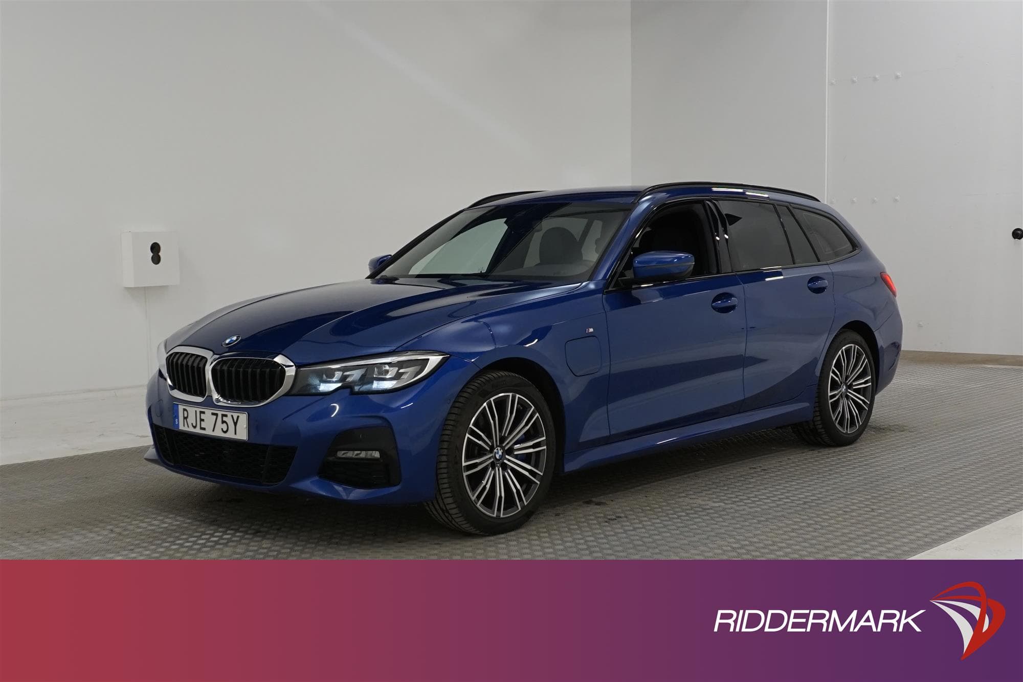 BMW 330e xDrive Touring 292hk M Sport Backkamera HiFi Drag