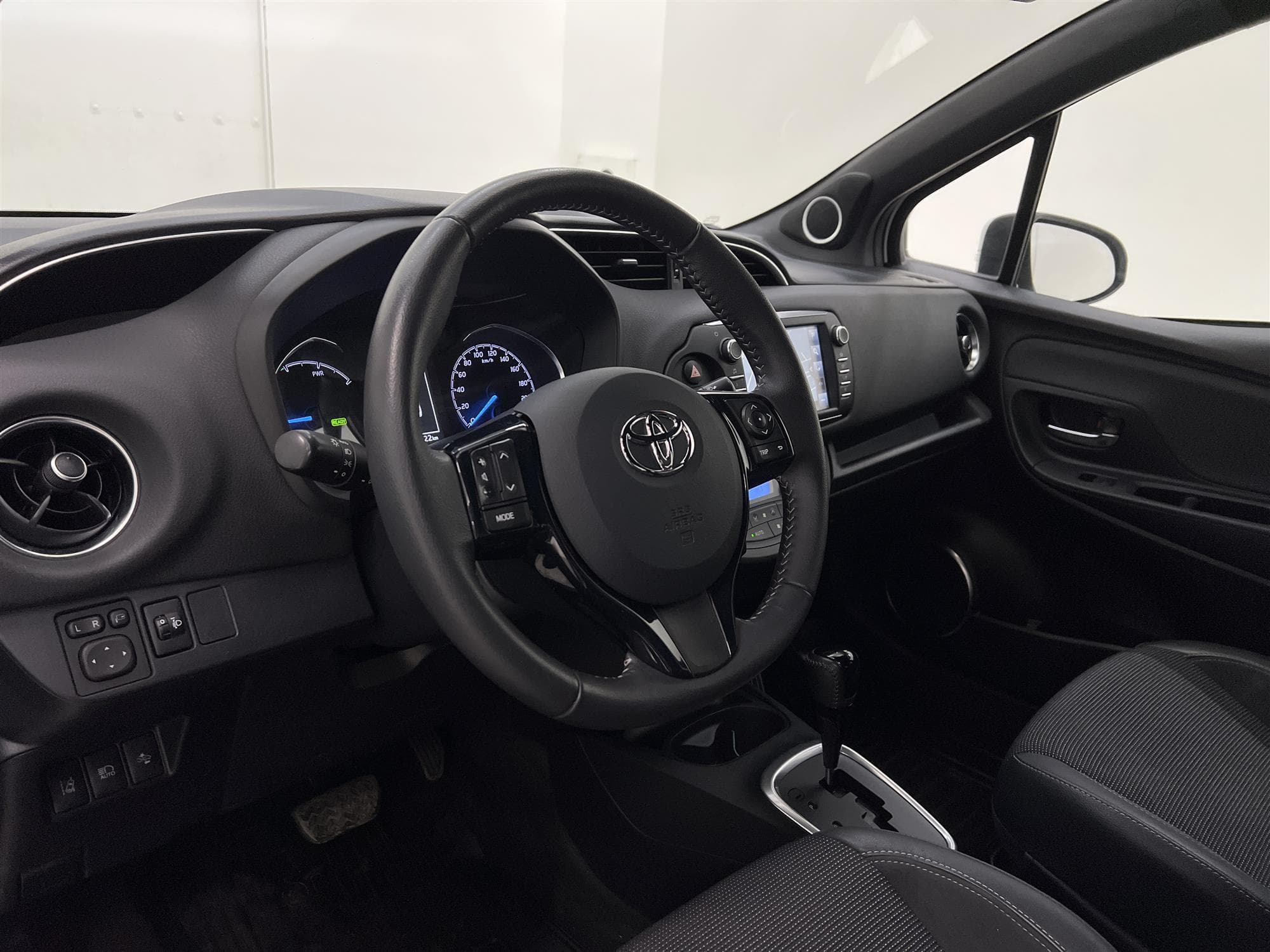 Toyota Hybrid e-CVT 101hk 2 Brukare M-Värm Navi Drag B-Kam