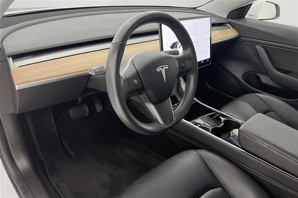Tesla Model 3 Standard Range Plus 258hk Svensksåld Autopilotinteriör