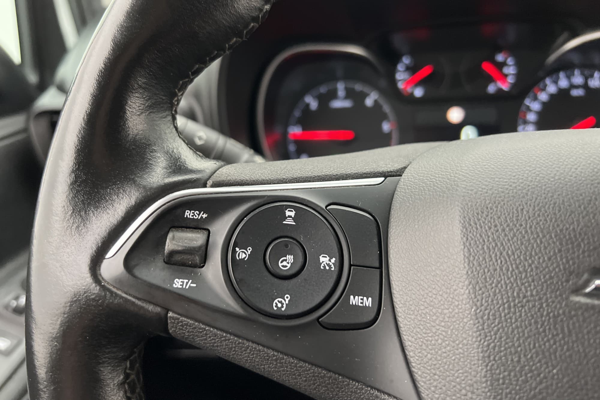 Opel Combo 1.5 Dragkrok Navi  3-Sits PDC Farthållare CARPLAY