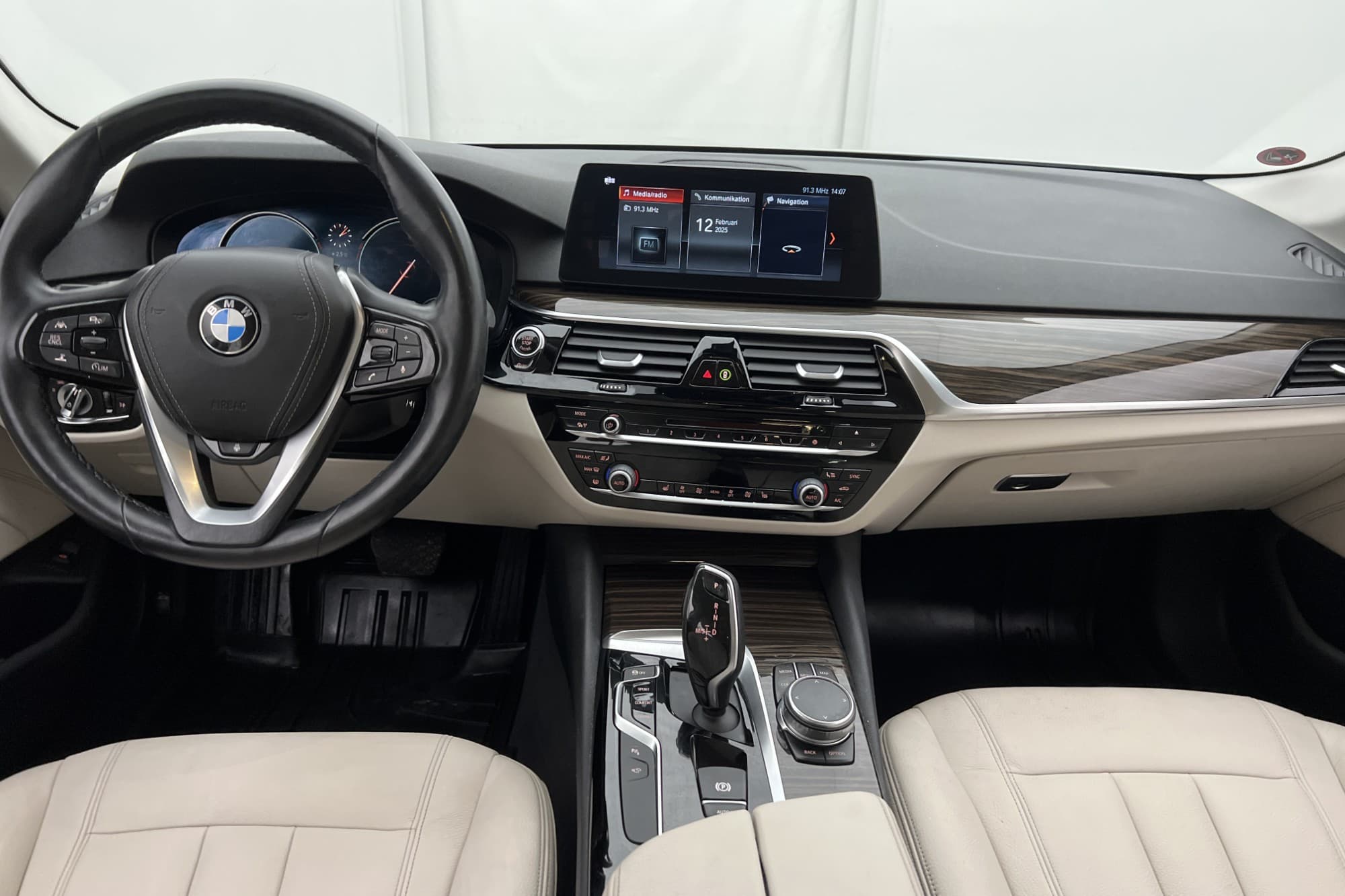 BMW 530 i xDrive Sedan 252hk P-Värm Skinn 360° HUD Navi Drag