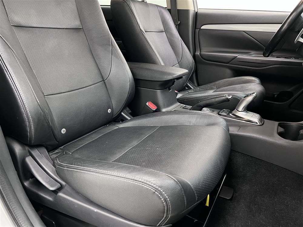 Mitsubishi Outlander PHEV 4WD Business Navi 2-brukareinteriör
