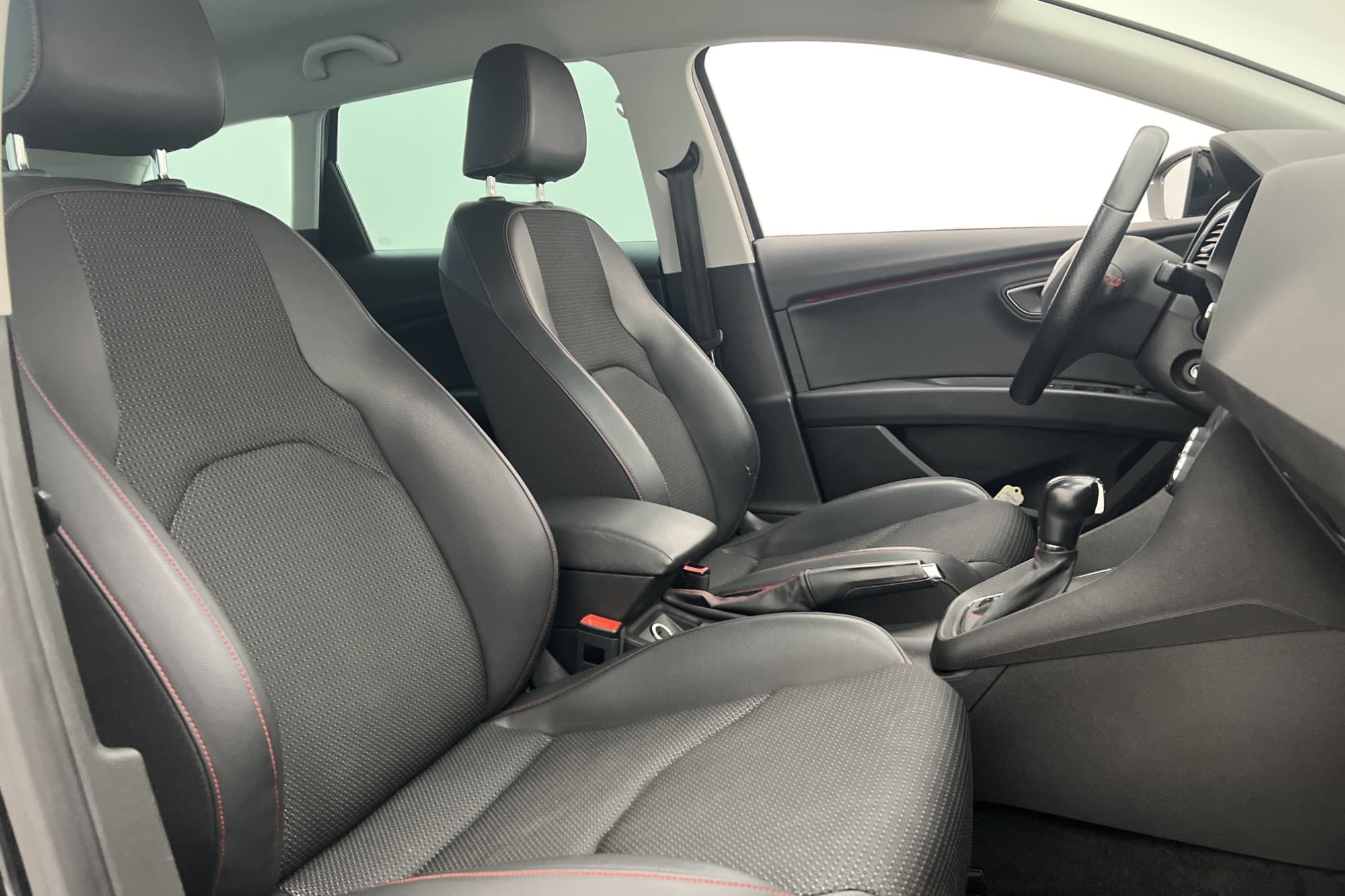 SEAT Leon ST 1.4 TSI 150hk FR P-Sensorer Halvskinn CarPlay