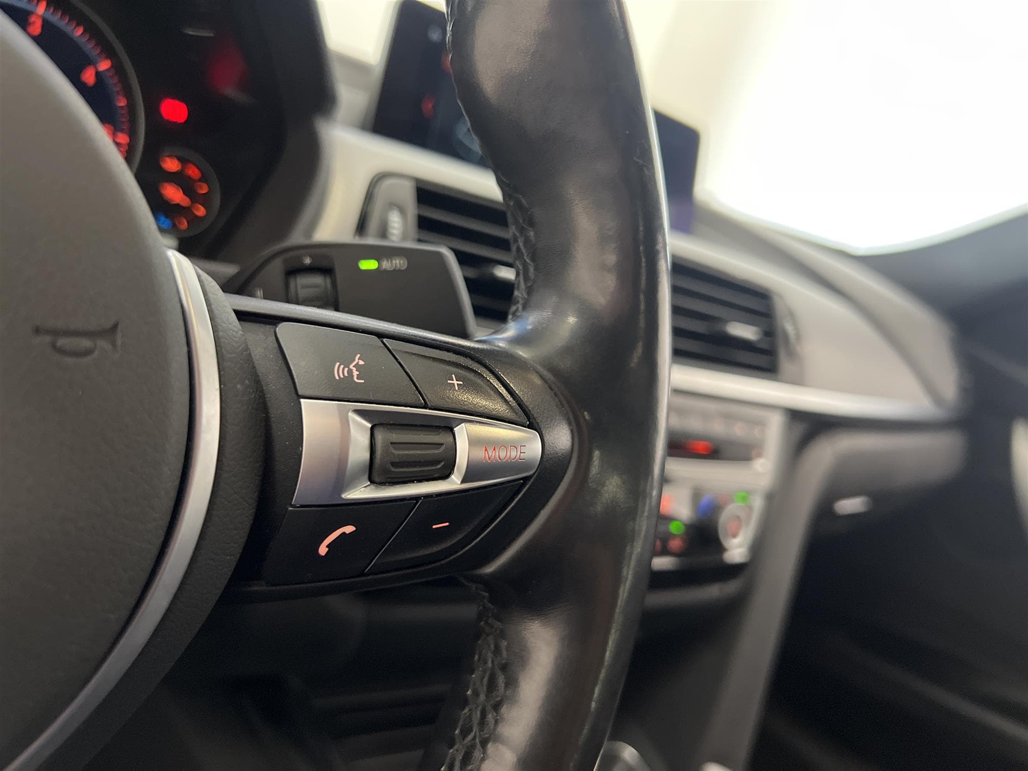 BMW 320d xDrive 190hk M Sport 2 Brukare Navi Hifi Drag