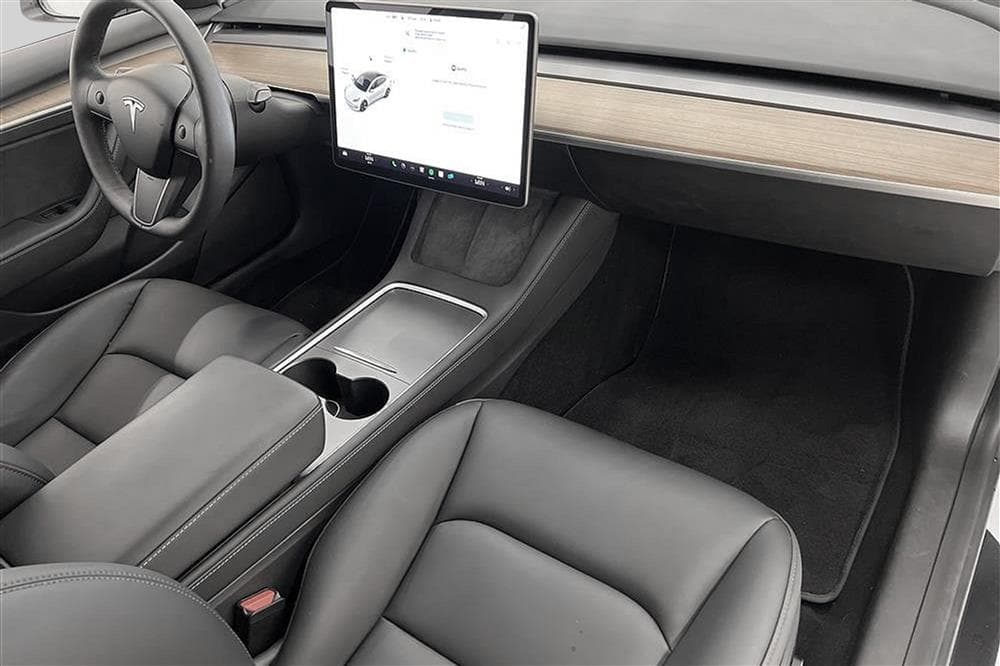 Tesla Model 3 Standard Range Plus 258hk Svensksåld Autopilotinteriör