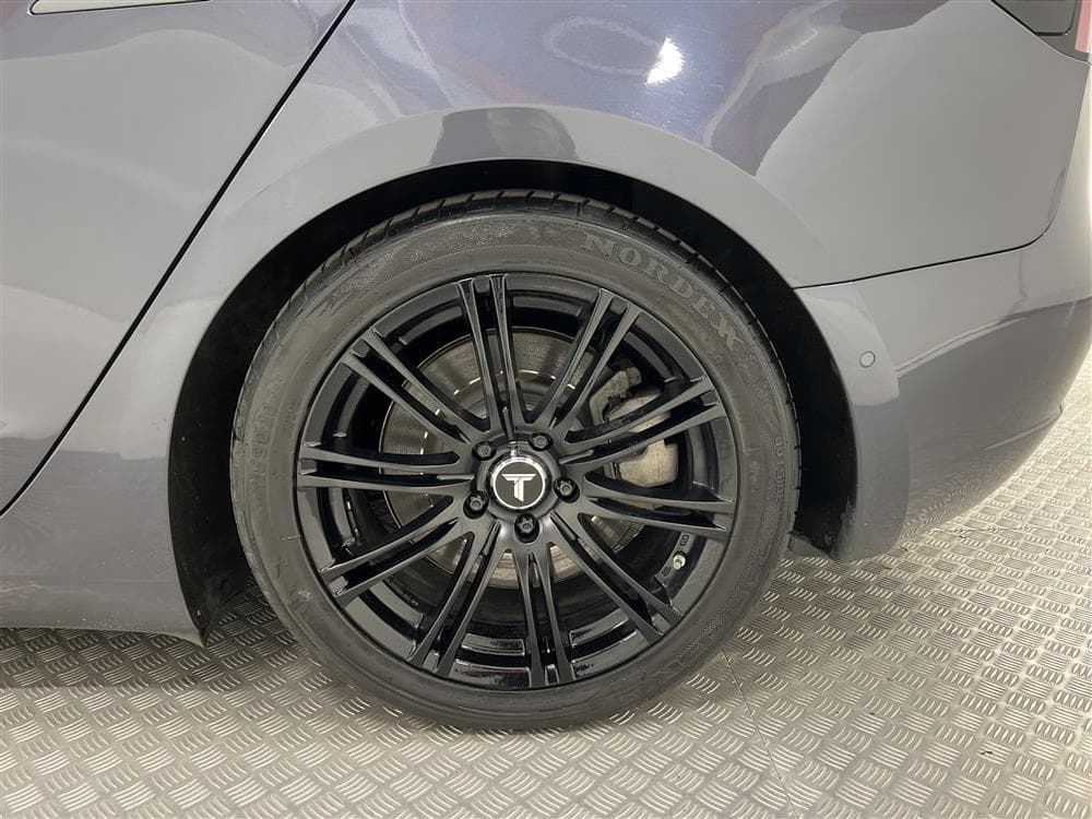 Tesla Model 3 Long Range AWD 440hk Uppgraderad AP Svensksåldinteriör