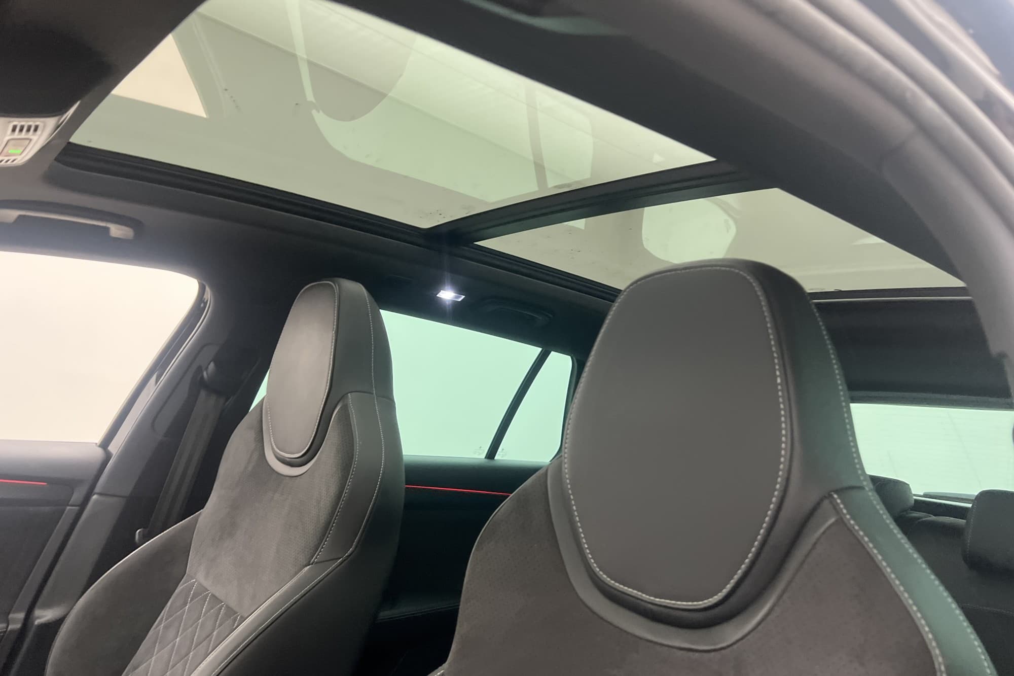 Skoda Superb iV Plug-in 218hk SportLine Värmare Cockpit Pano