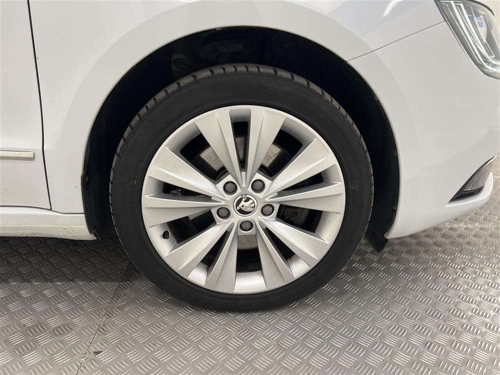 Skoda Superb 2.0 TDI 170hk Värmare Navi Drag 0,54l/milinteriör