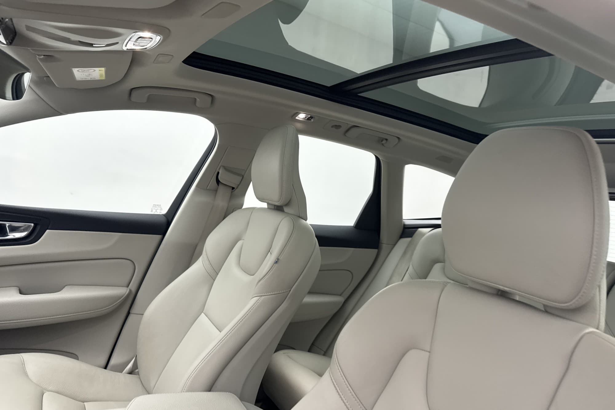 Volvo XC60 Recharge T8 AWD Momentum VOC Panorama Skinn MOMS