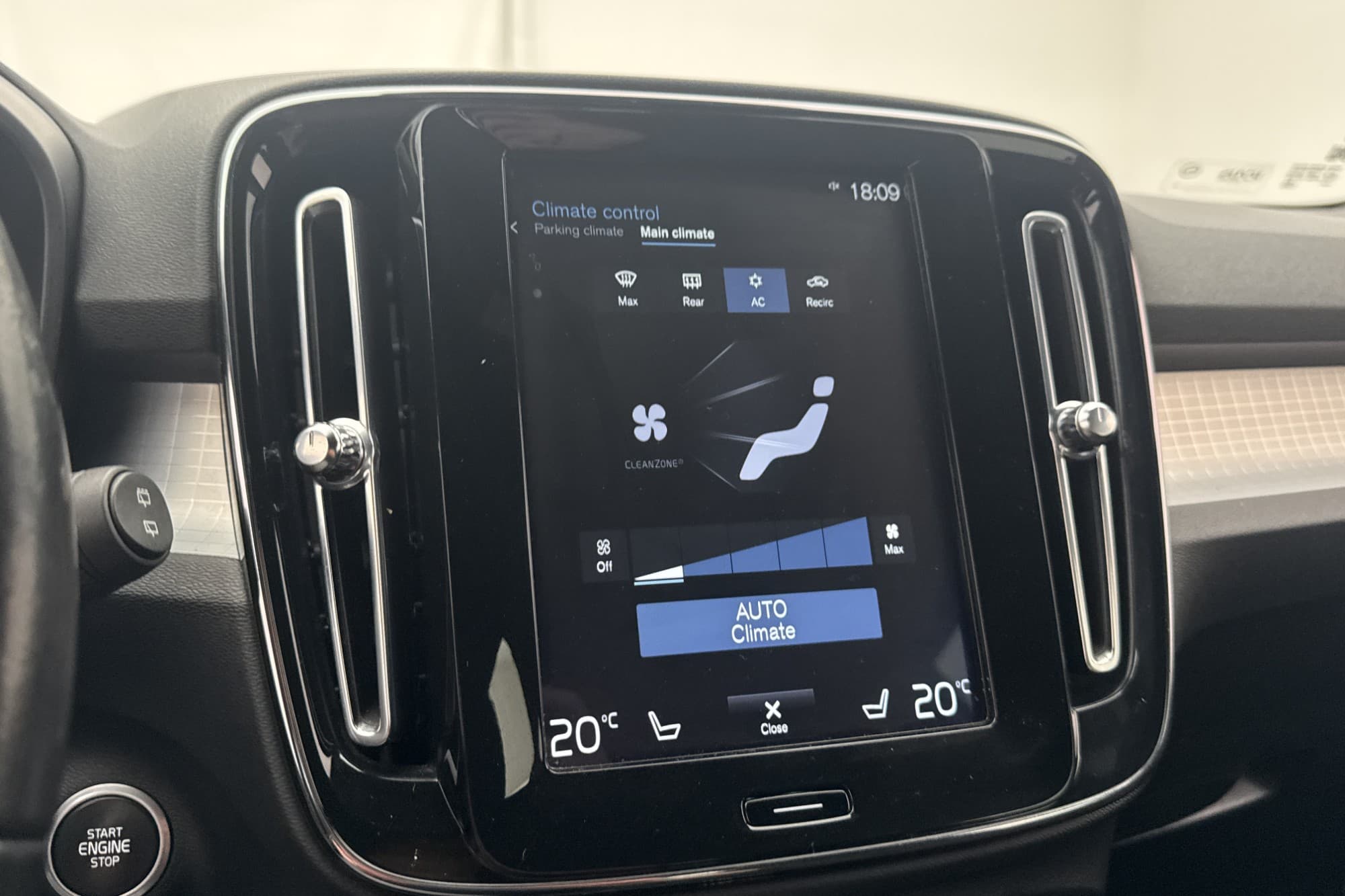 Volvo XC40 D3 AWD 150hk Momentum VOC Värmare Drag Navi