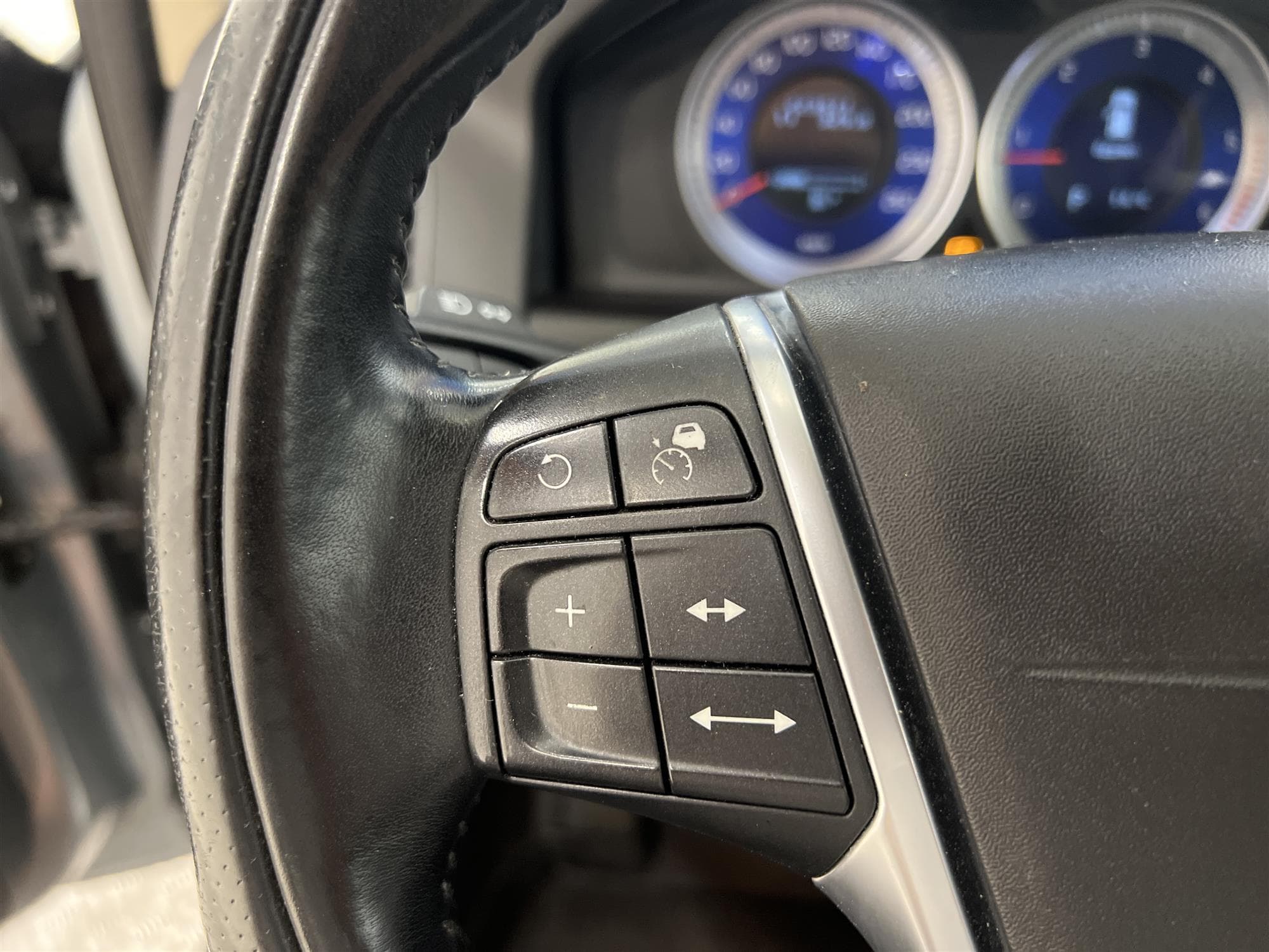 Volvo XC60 D4 AWD 163hk R Design Voc D-Värm Pano Navi BLIS