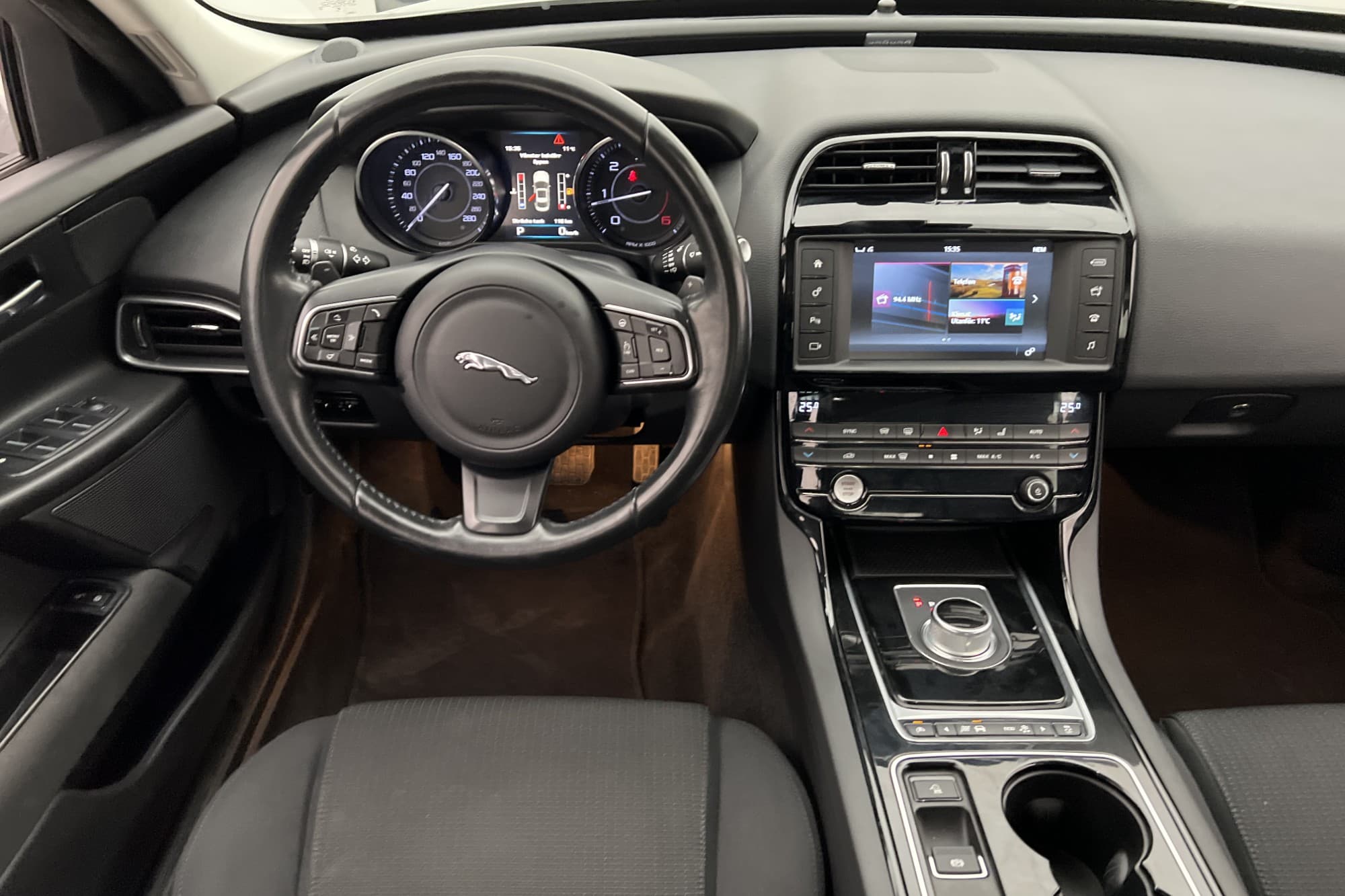 Jaguar XE 20d Automatisk 180hk Motorvärmare Kamera Rattvärme