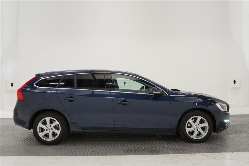 Volvo V60 D4 181hk Summum GPS D-värm Perf-sound Drag Välserv