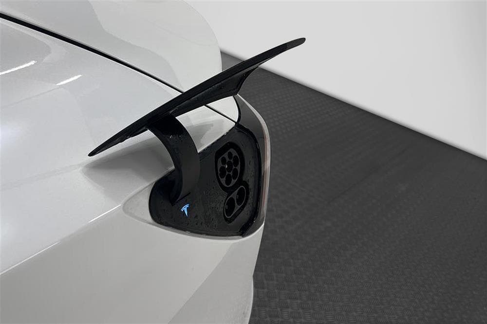 Tesla Model 3 Standard Range Plus 258hk Svensksåld Autopilotinteriör
