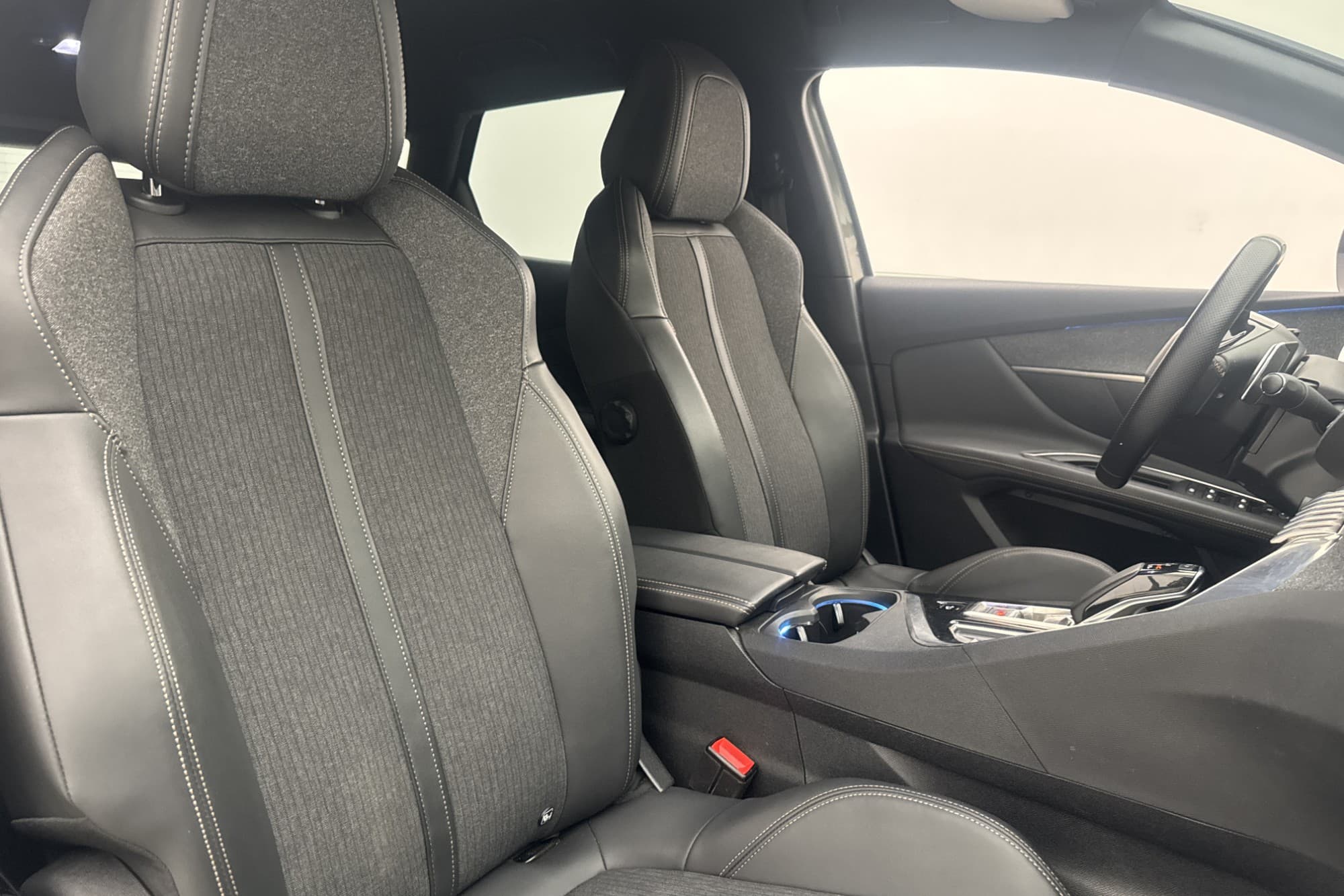 Peugeot 3008 GT HYBRID4 AWD 300hk Navi Dragkrok CarPlay 