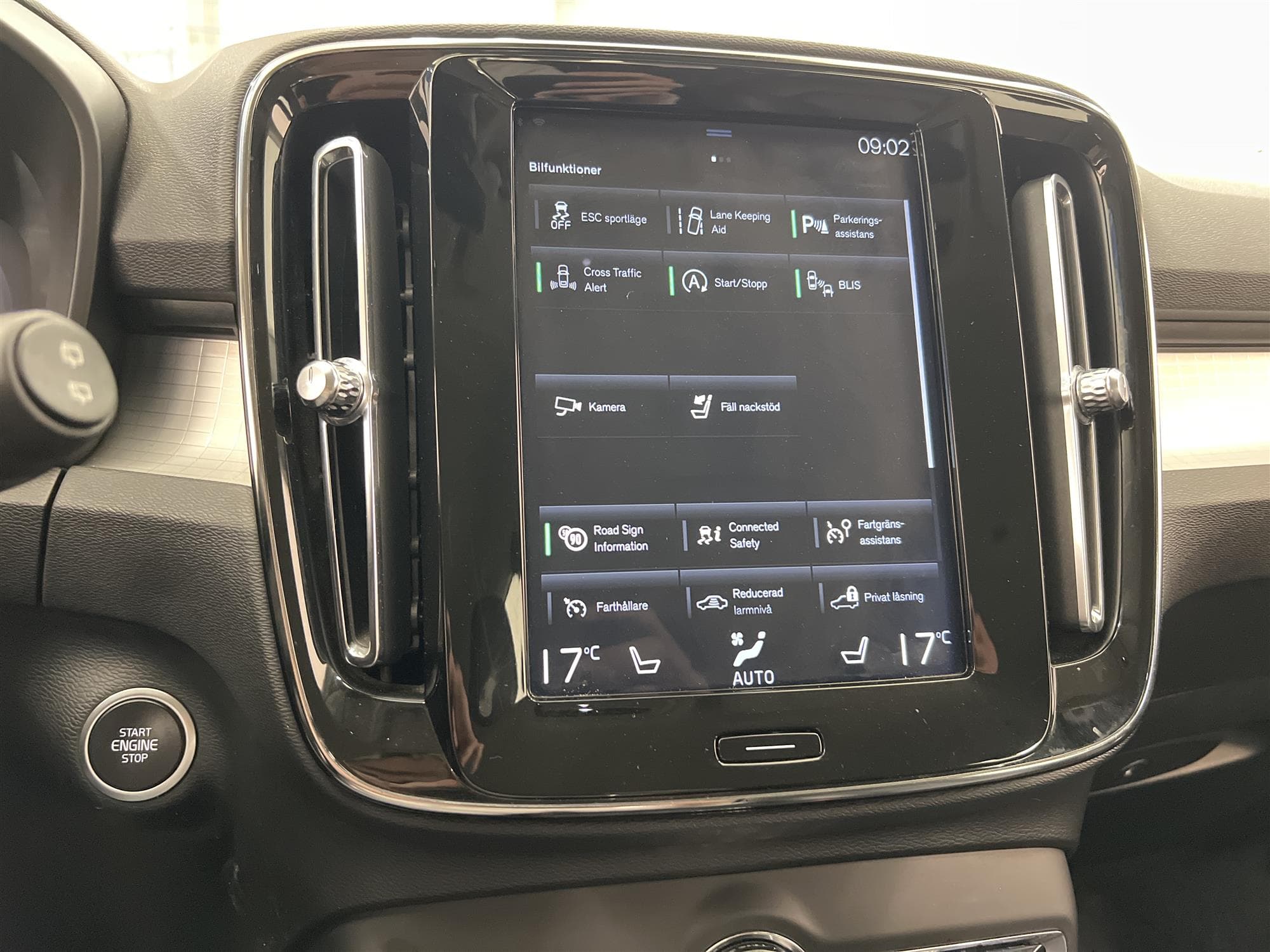 Volvo XC40 T5 AWD 247hk Voc B-Värm Drag B-Kamera Navi BLIS