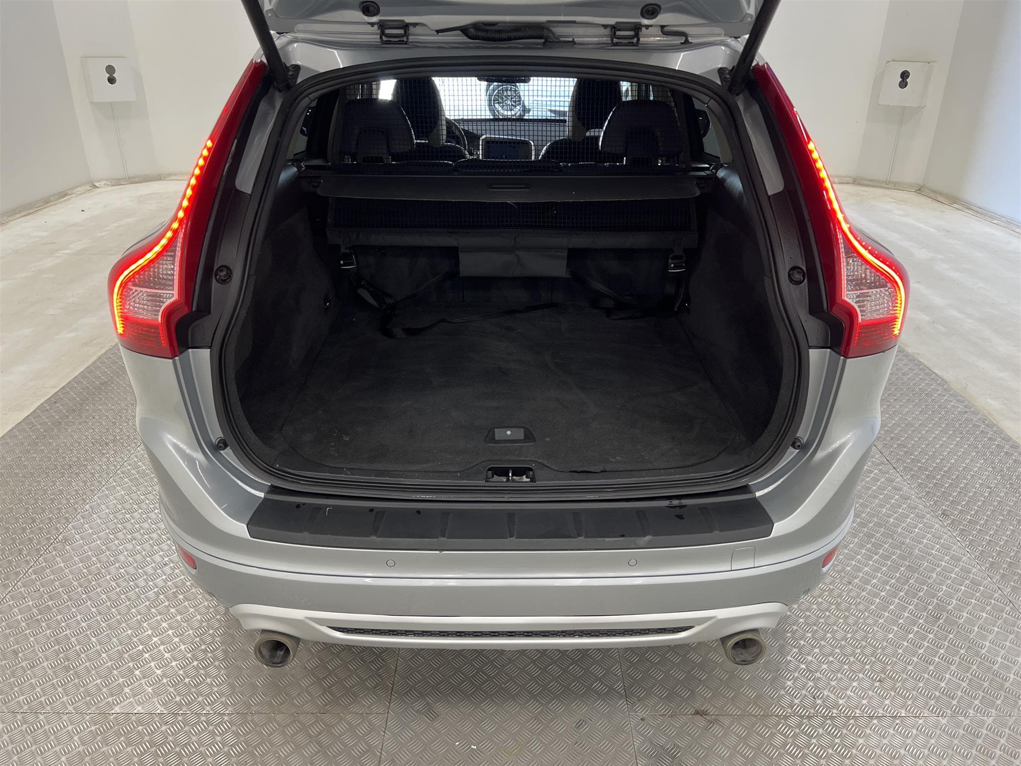 Volvo XC60 D4 AWD 163hk R Design Voc D-Värm Pano Navi BLIS