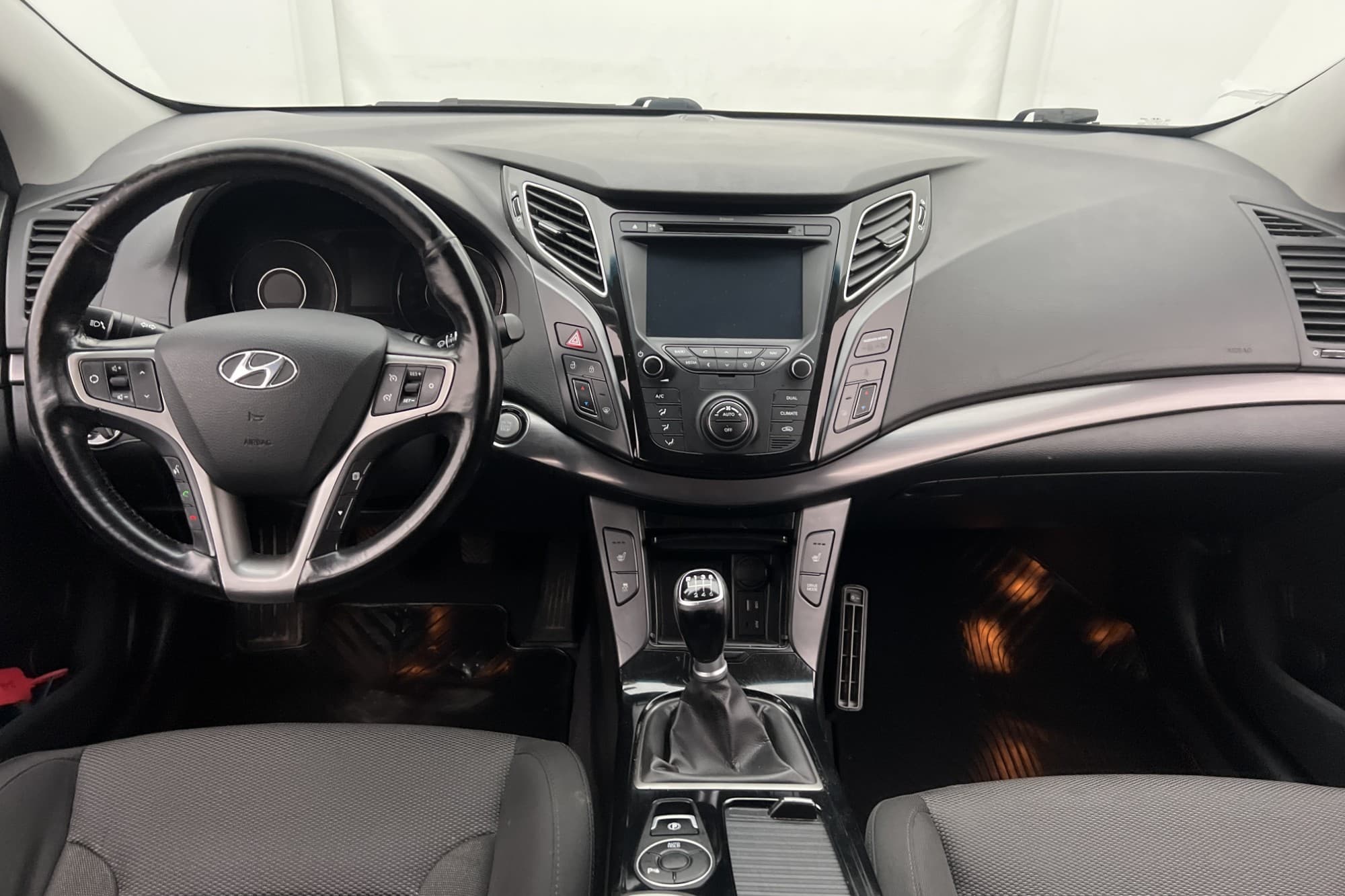 Hyundai i40 141hk Comfort Plus M&K Värmare Kamera Drag Navi