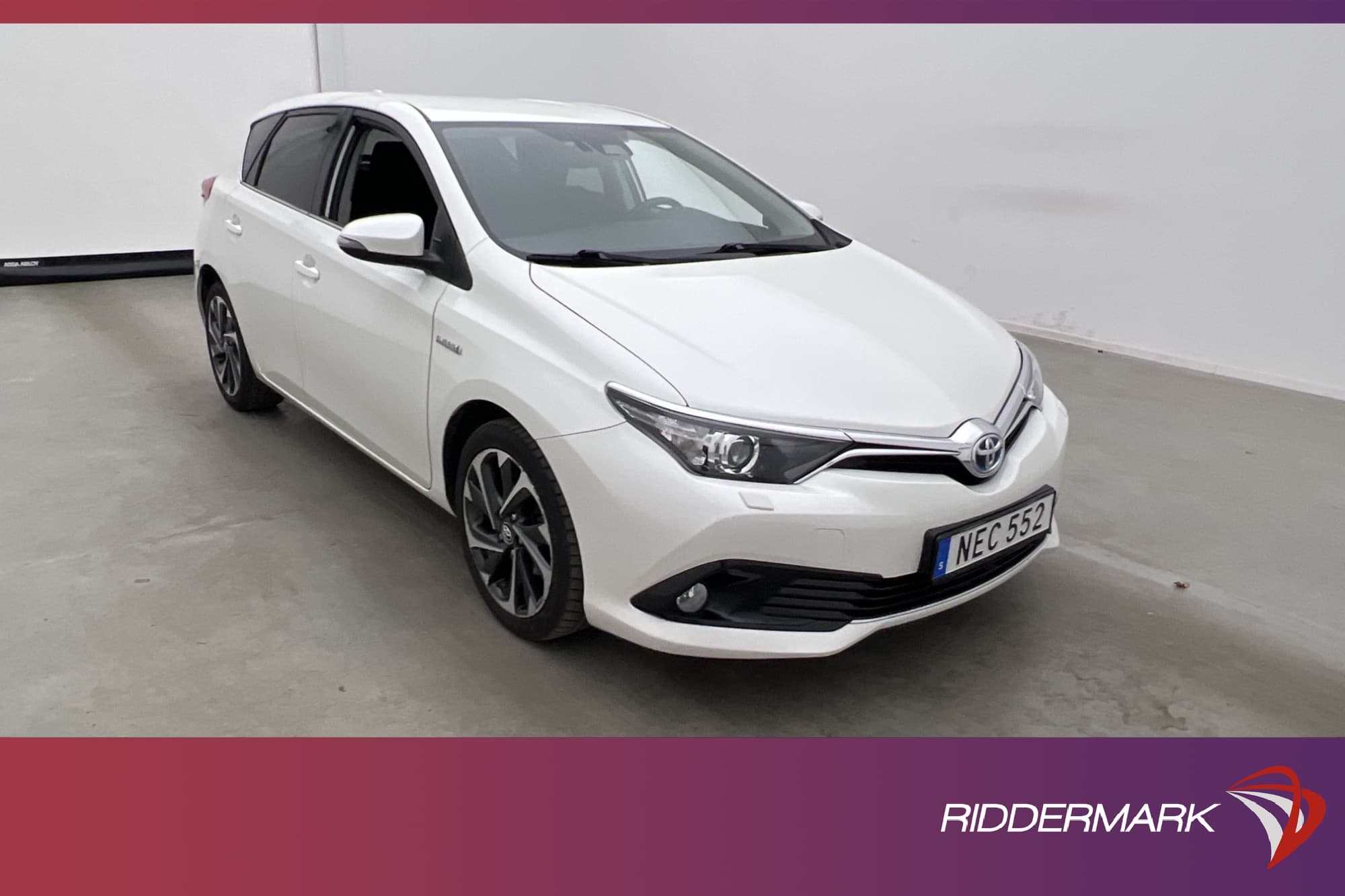 Toyota Auris Hybrid e-CVT 136hk