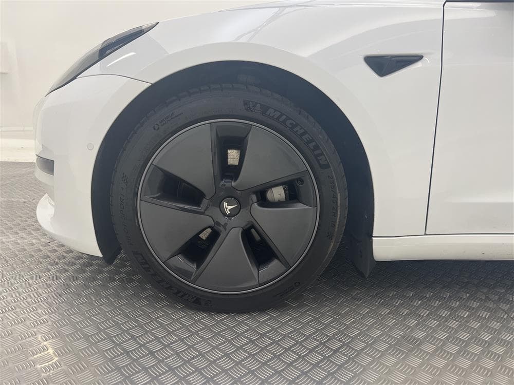 Tesla Model 3 Long Range AWD 440hk Svensksåld Premiuminteriör