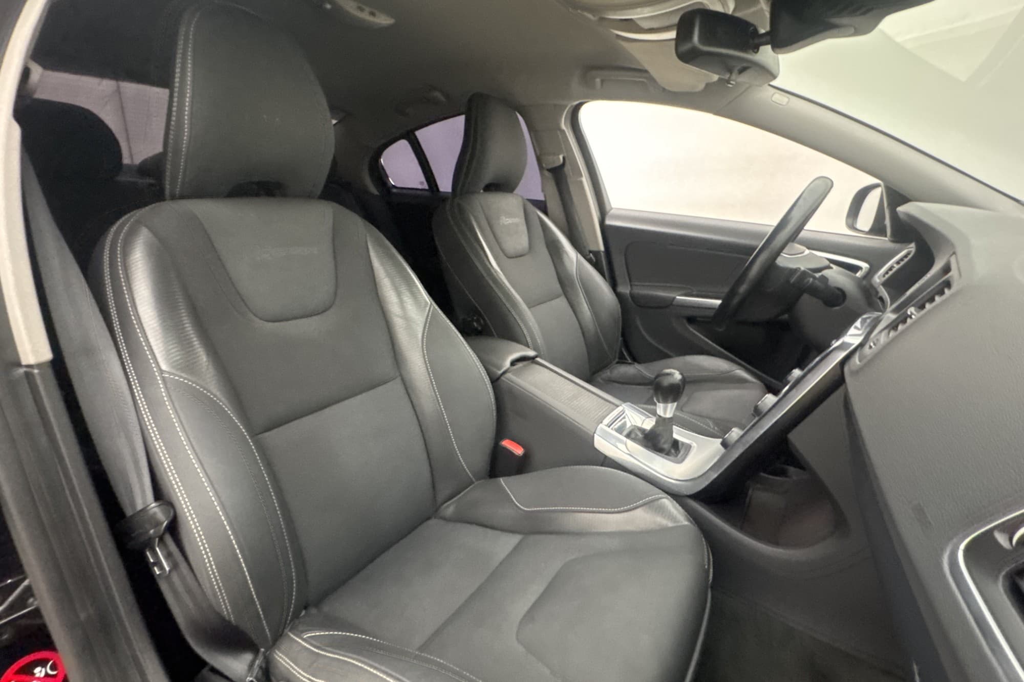 Volvo S60 T5 240hk R-Design P-Sensorer Halvskinn Farthållare