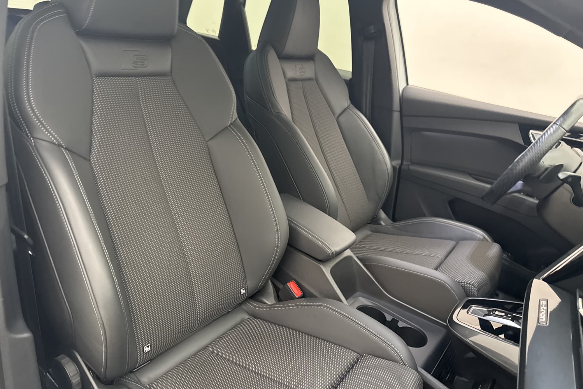 Audi Q4 40 e-tron 204hk S-Line Kamera Dragkrok Värmare MOMS