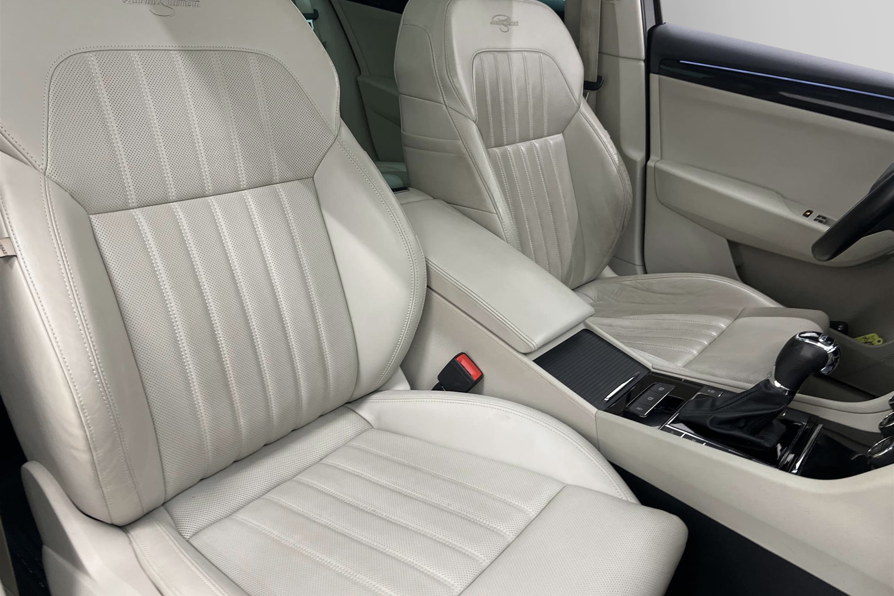 Skoda Superb Kombi 2.0 TDI 4x4 190hk L&K Värmare Pano Drag