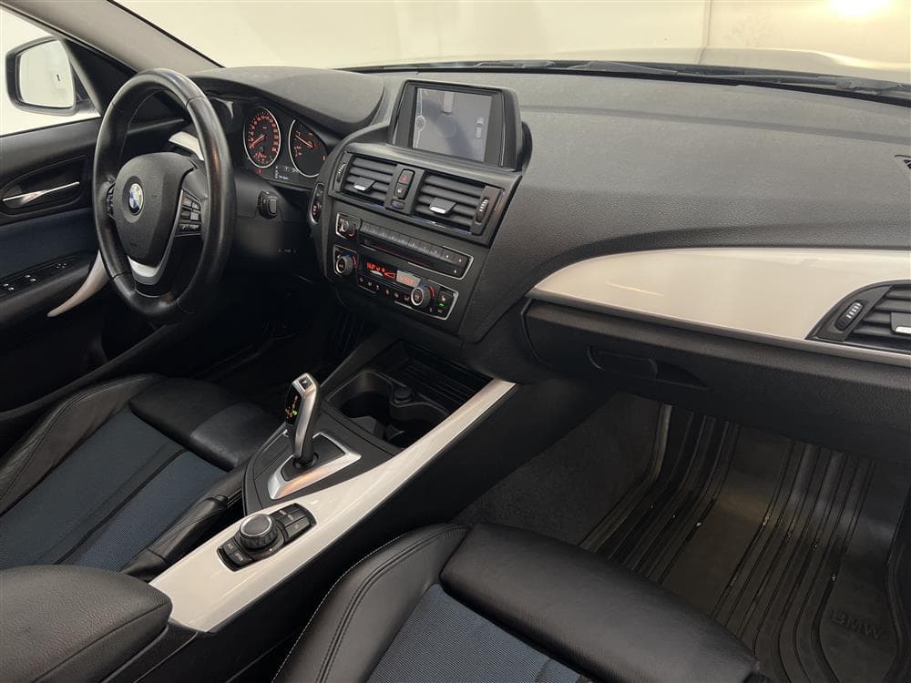 BMW 118d 5dr 143hk Urban Line Halvskinn P-sensorer 0,44l/milinteriör
