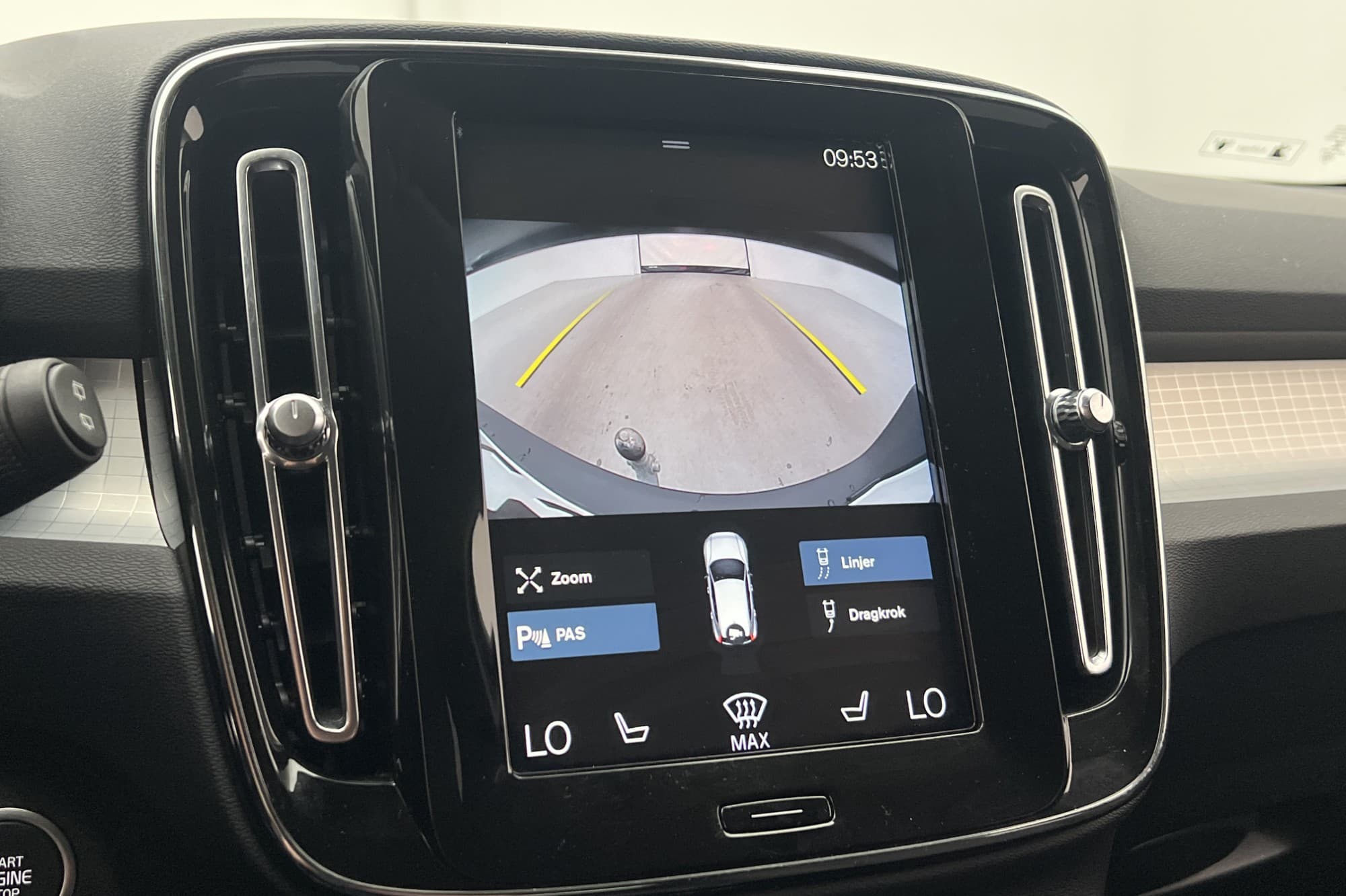 Volvo XC40 B4 197hk AWD Momentum P-Värmare Kamera Drag VOC