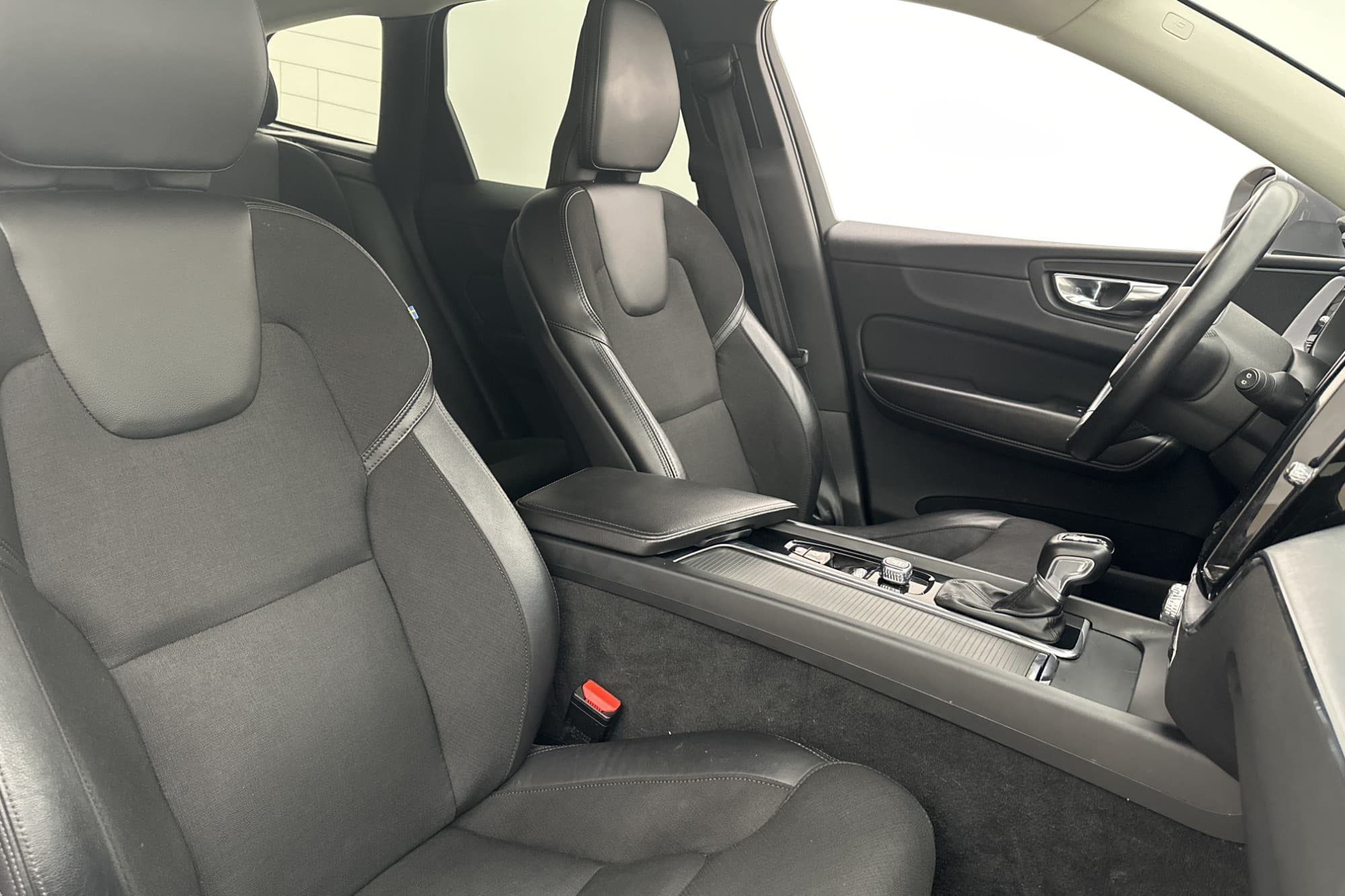 Volvo XC60 D4 AWD Momentum Värm Navi CarPlay Sensorer Drag